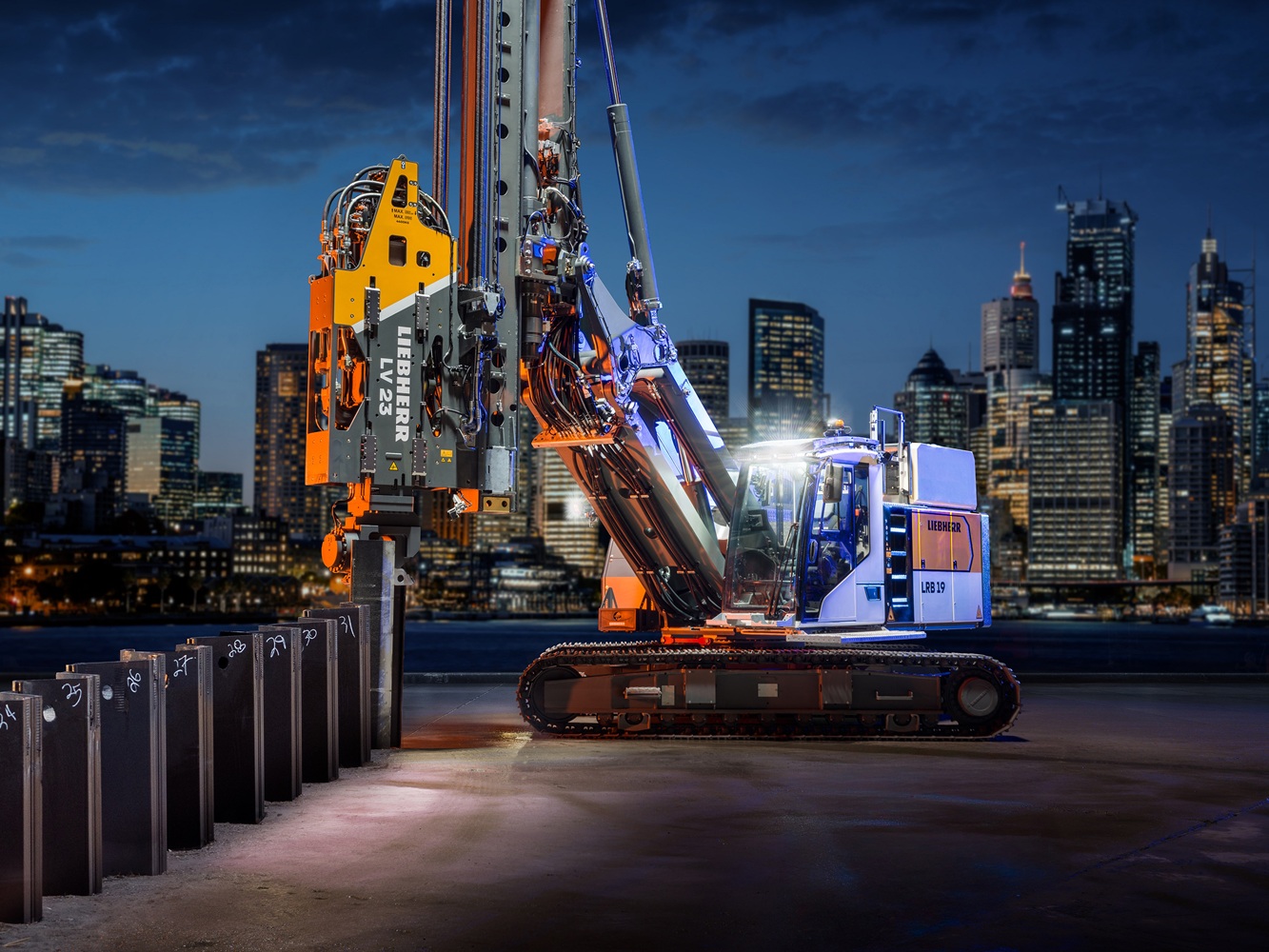 The Liebherr LRB 19 piling and drilling rig is a compact all-rounder in deep foundation. It is exhibited at the booth in combination with the LV 23 vibrator.