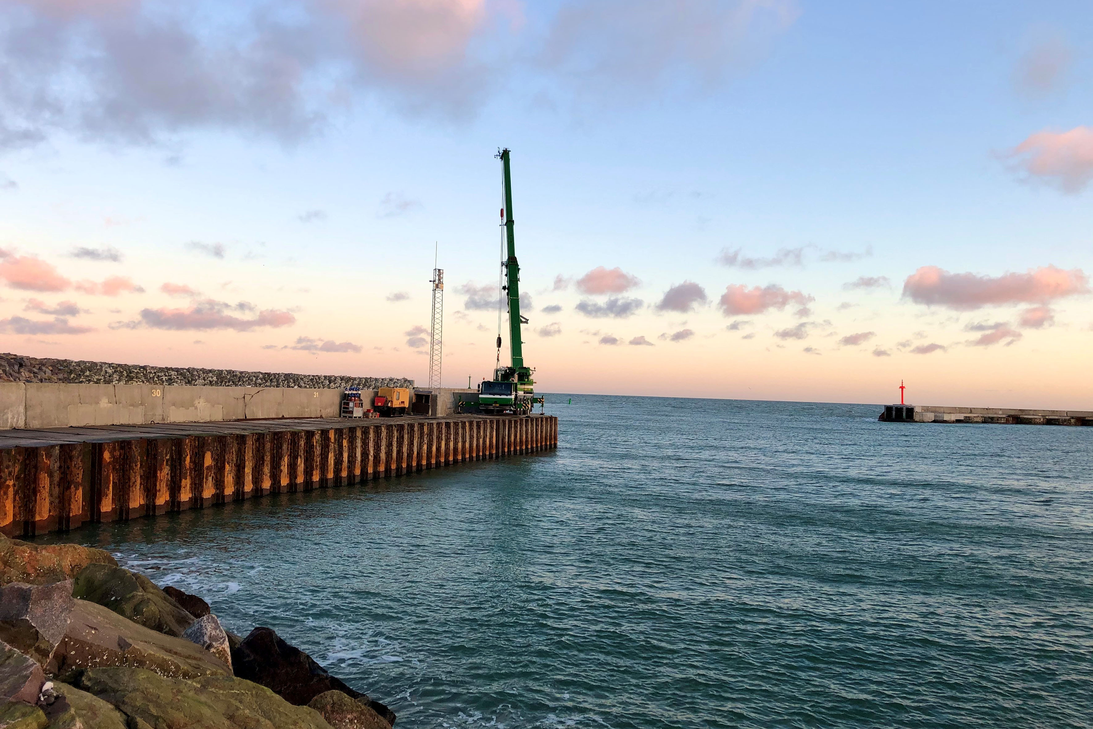The LTM 1100-4.2 from Tage Kristensen is surrounded by water during its job at Hanstholm pier.