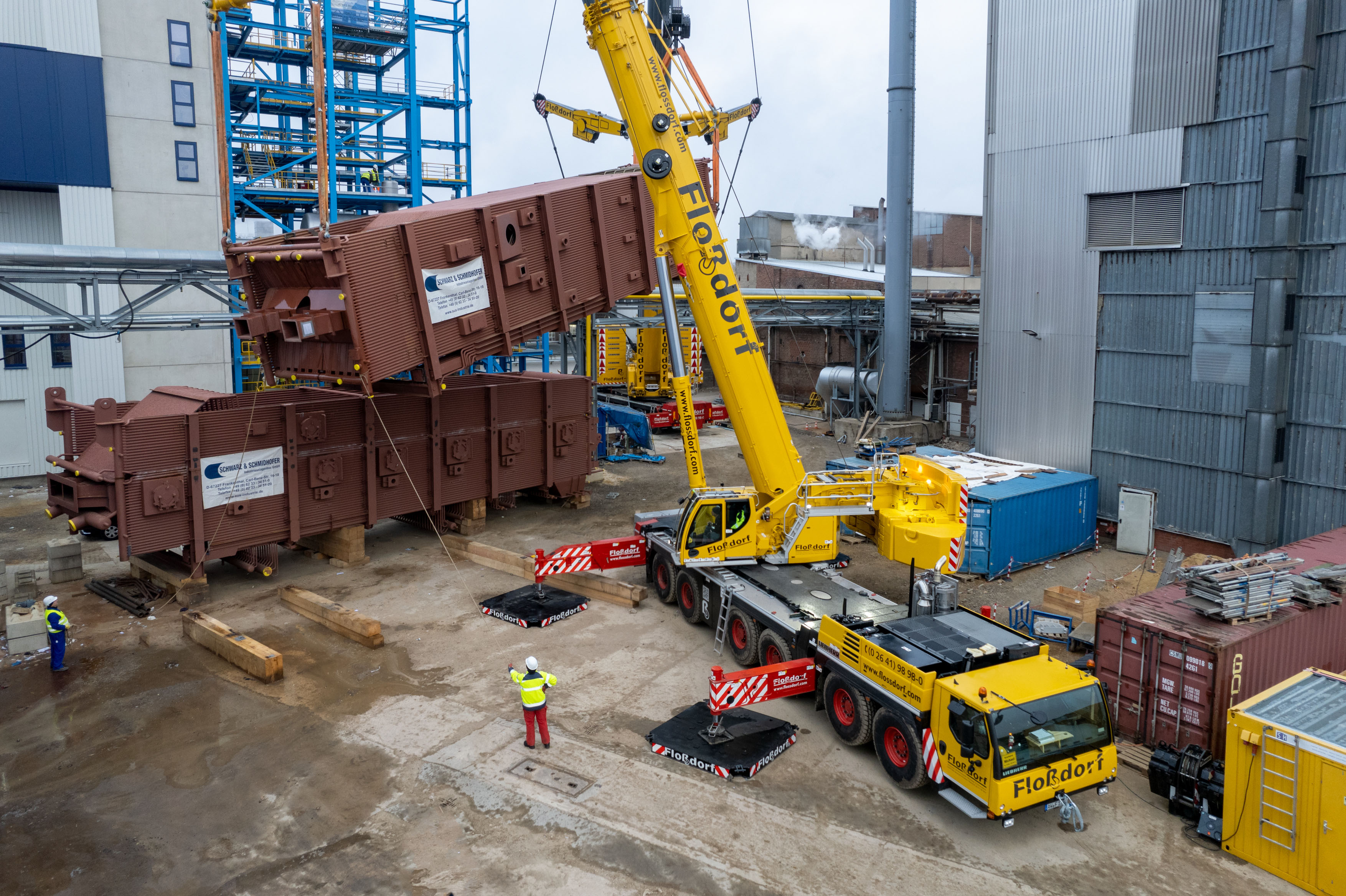 Power over the rear: like something out of a textbook, the LTM 1300-6.3 operated by Dietmar Floßdorf GmbH & Co. KG uses the strong rear VarioBase®Plus supports to lift an almost 100-tonne boiler at the new power plant together with the LTM 1650- 8.1.