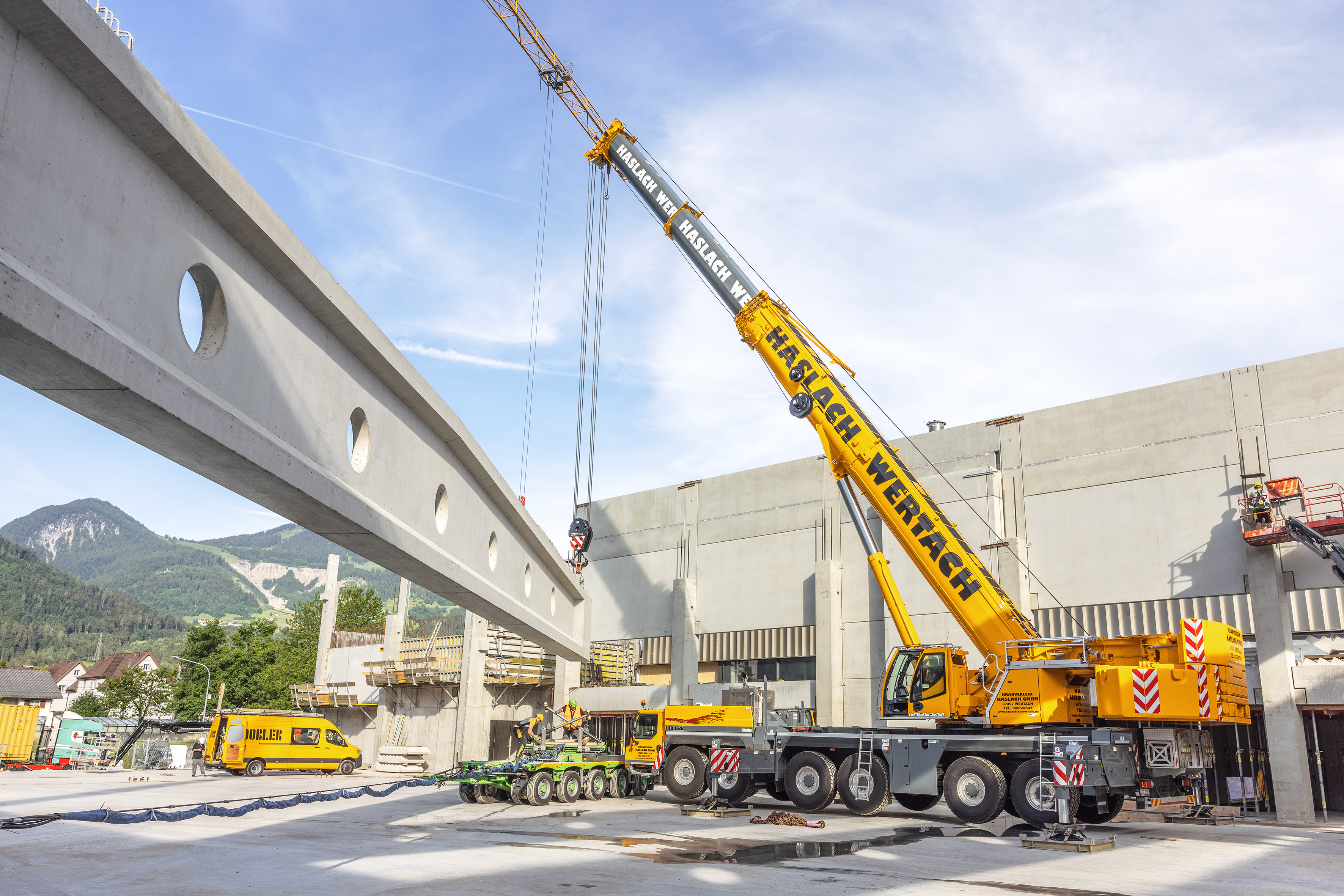 When lifting the 42-metre-long truss from the truck, both mobile cranes were at maximum capacity with a load of 51 tonnes each