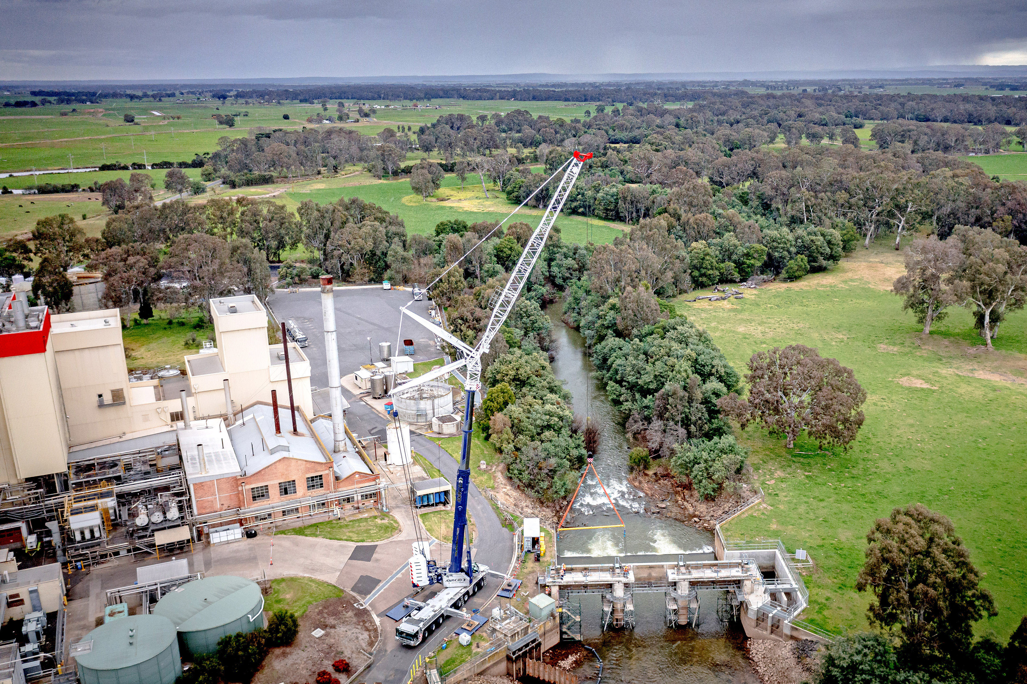 Advanced Cranes’ LTM 1450-8.1 dismantled the 60 year old Maffra Weir on Macalister River in Victoria