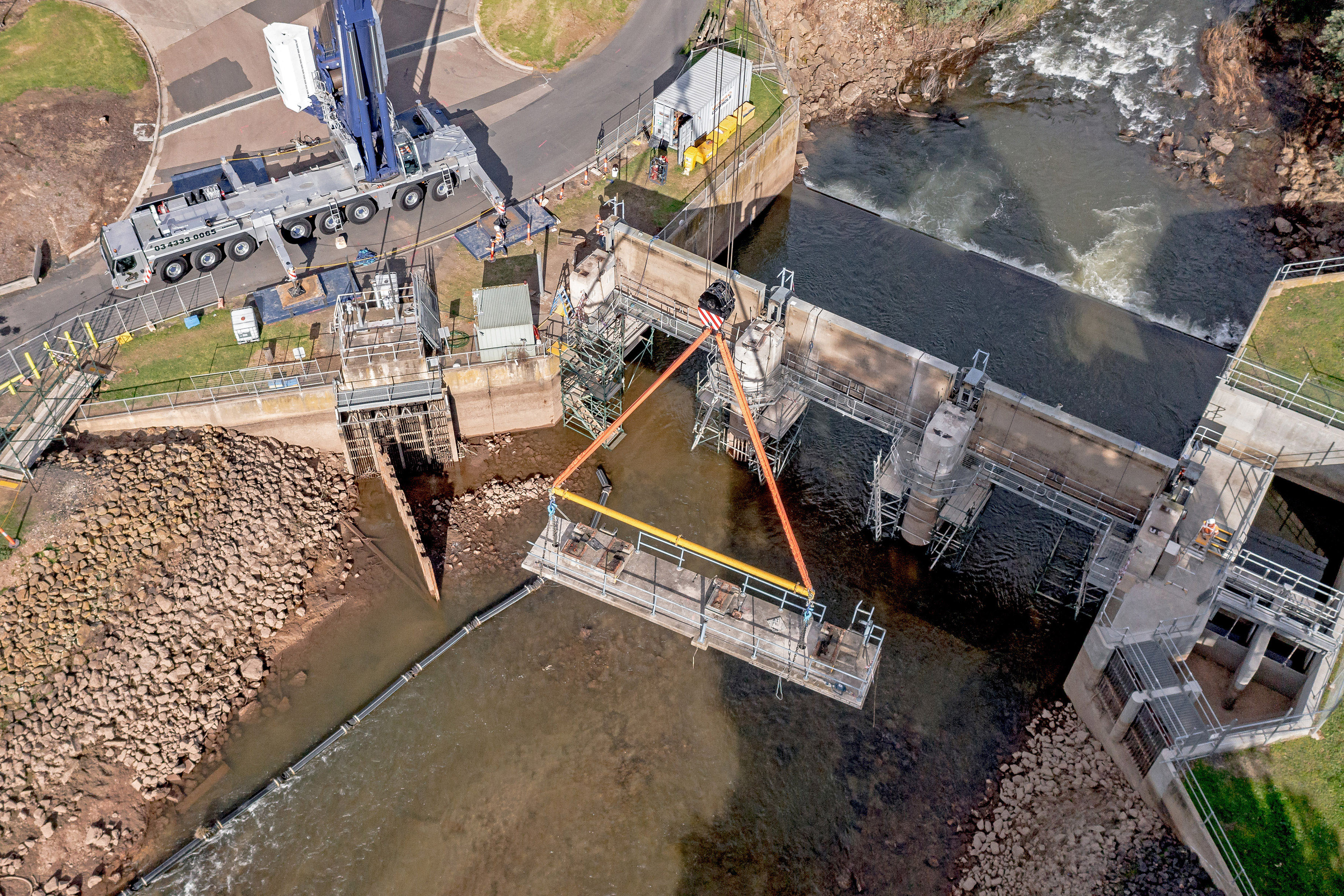 Securely attached – core holes were drilled into the 30 tonne sections of the reinforced concrete bridge to secure the  attachment chains before the hoist was completed. <br> Image source: Liebherr-Werk Ehingen GmbH