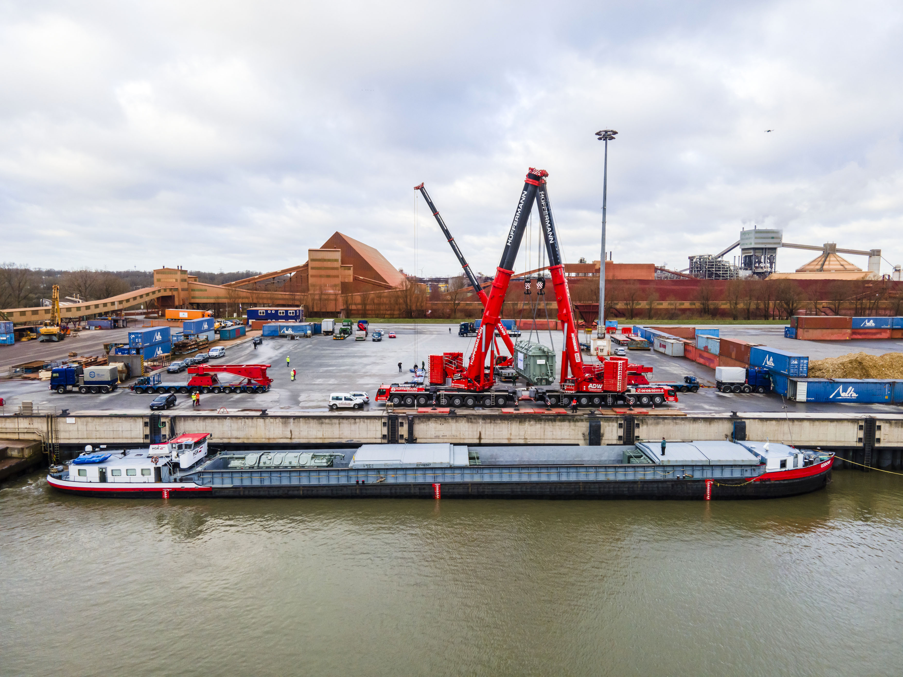 Heavy load with tandem lift: Two LTM 1500-8.1 unload 235 tonne transformers at the Port of Stade. The LTM 1160-5.2 in the background is used for assembly work.