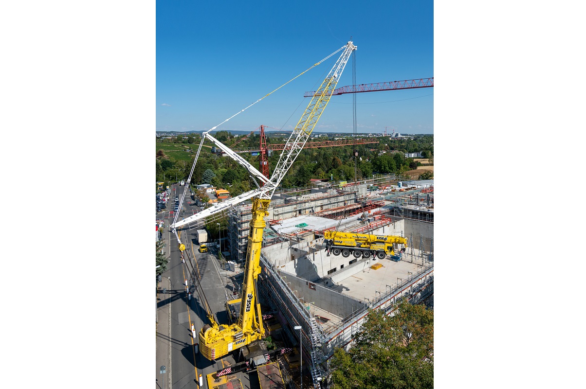 Little helper on the hook: around 65 tonnes hang from the large 500-tonne truck crane with the LTM 1130-5.1. 