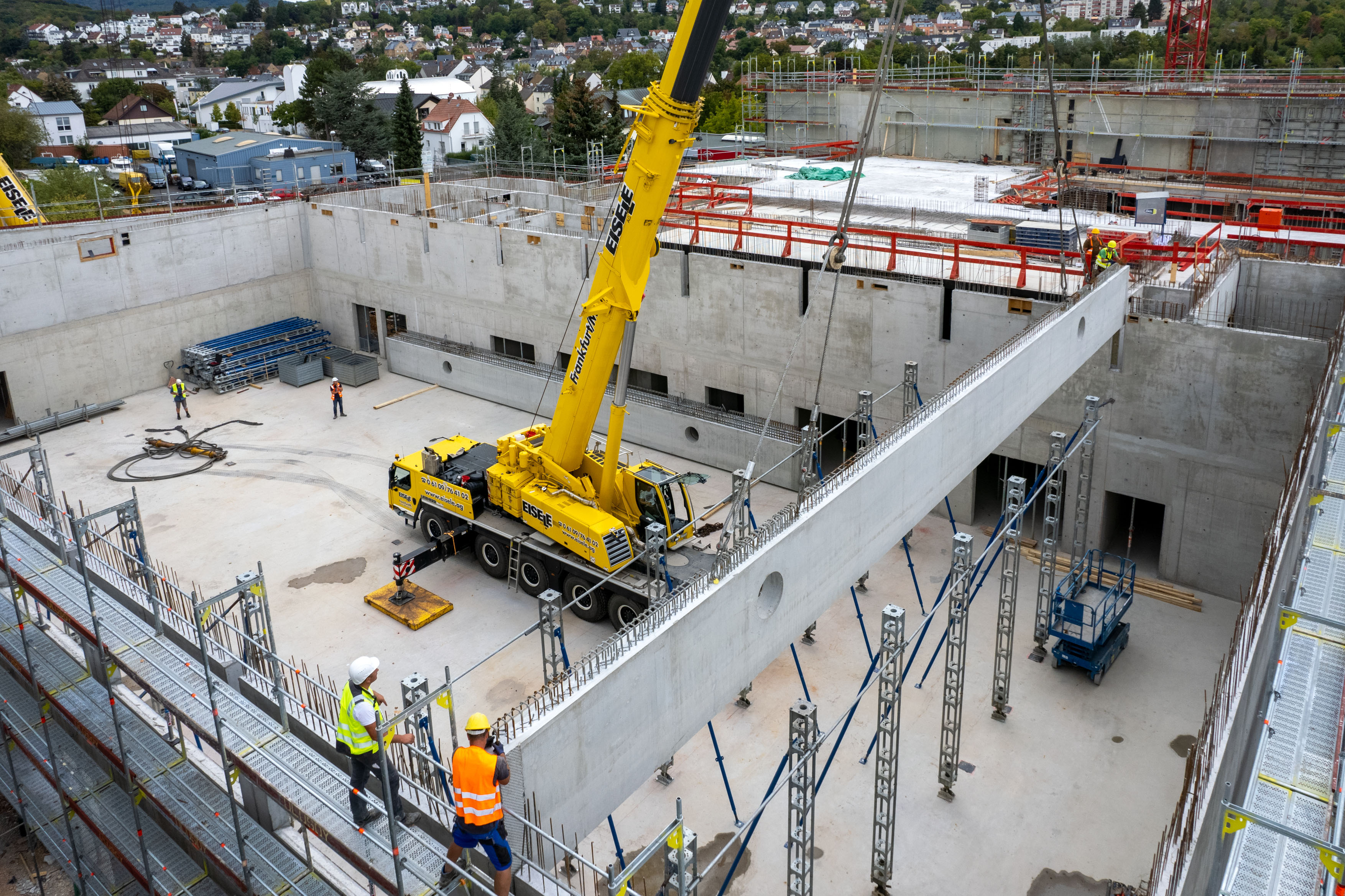 Success: the LTM 1130-5.1 has already lifted the first of the massive floor trusses into its final position. 