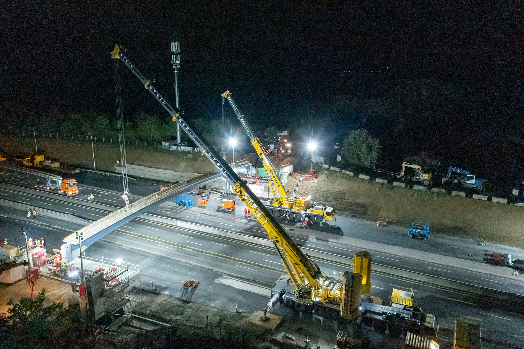 Classic tandem lift: The Steil/ATS cranes set the huge girders down on the abutments with millimetre precision.