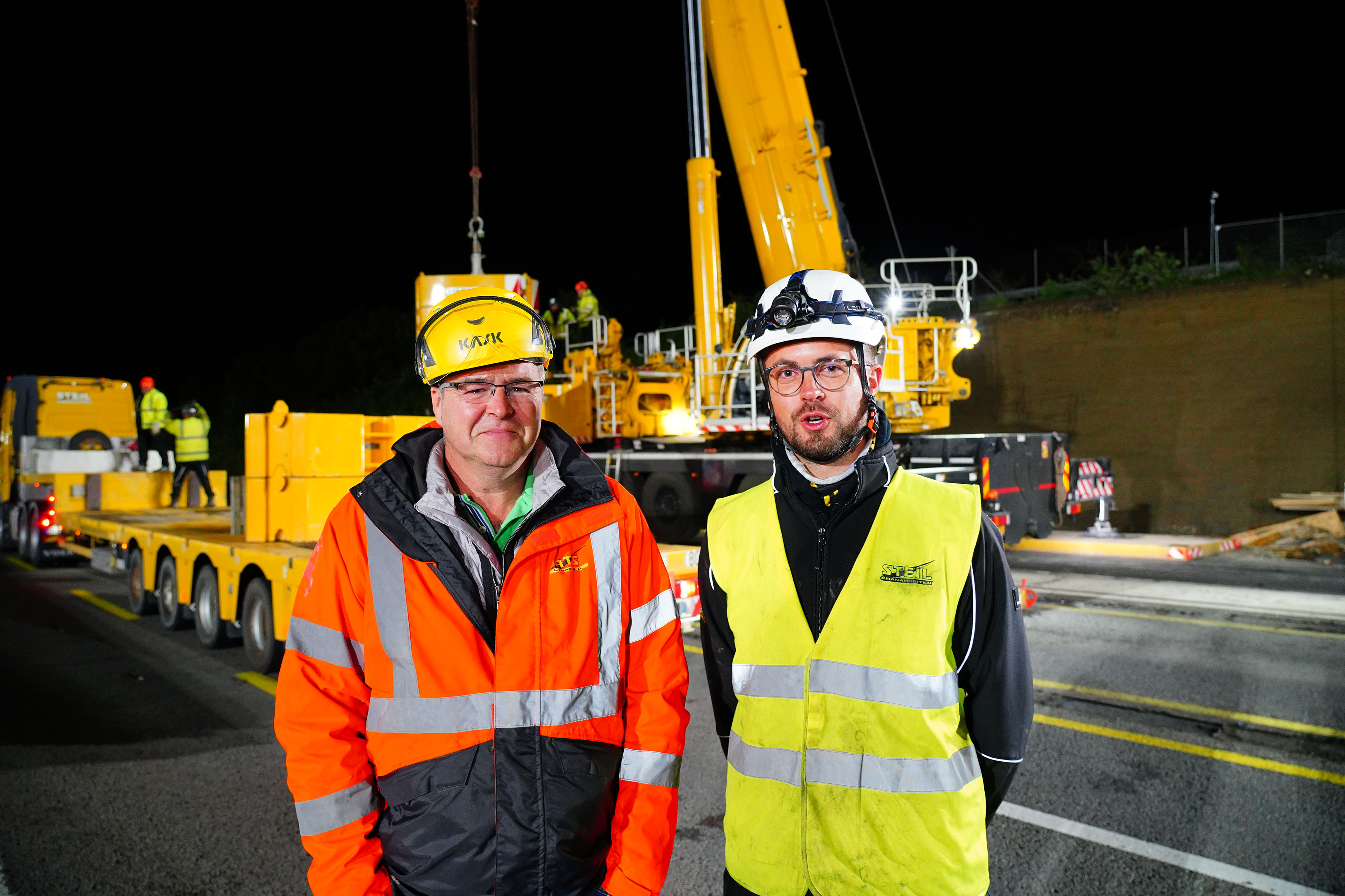Frederic Kleinhans (left) planned the operation in Luxembourg, Christoph Steil from the management team arrived with the LTM 1650-8.1 and supervised the work.