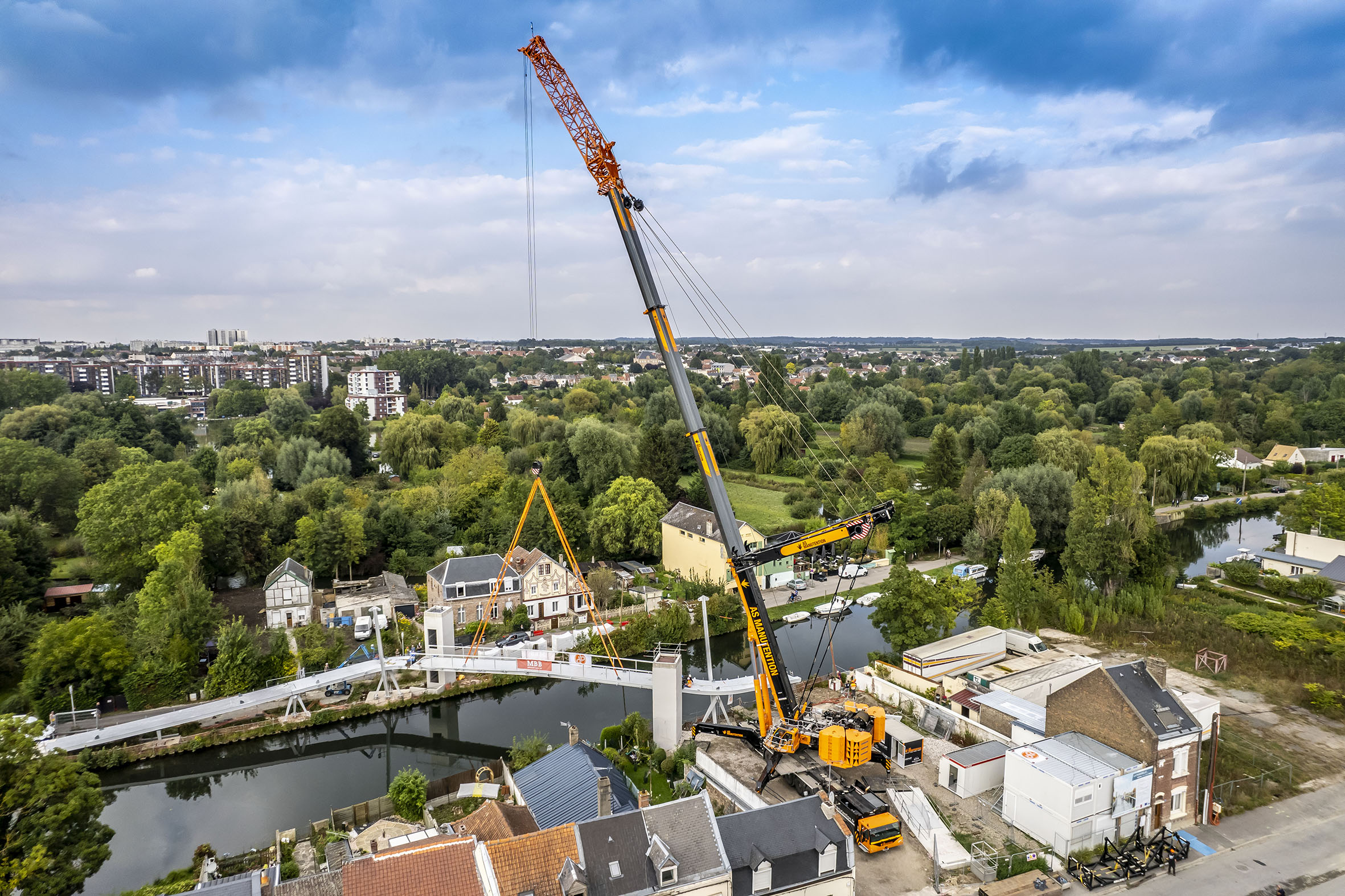 The 9-axle crane from AS Manutention installed the new pedestrian bridge in the space of just two days at the site. <br> Image source: Liebherr-Werk Ehingen GmbH