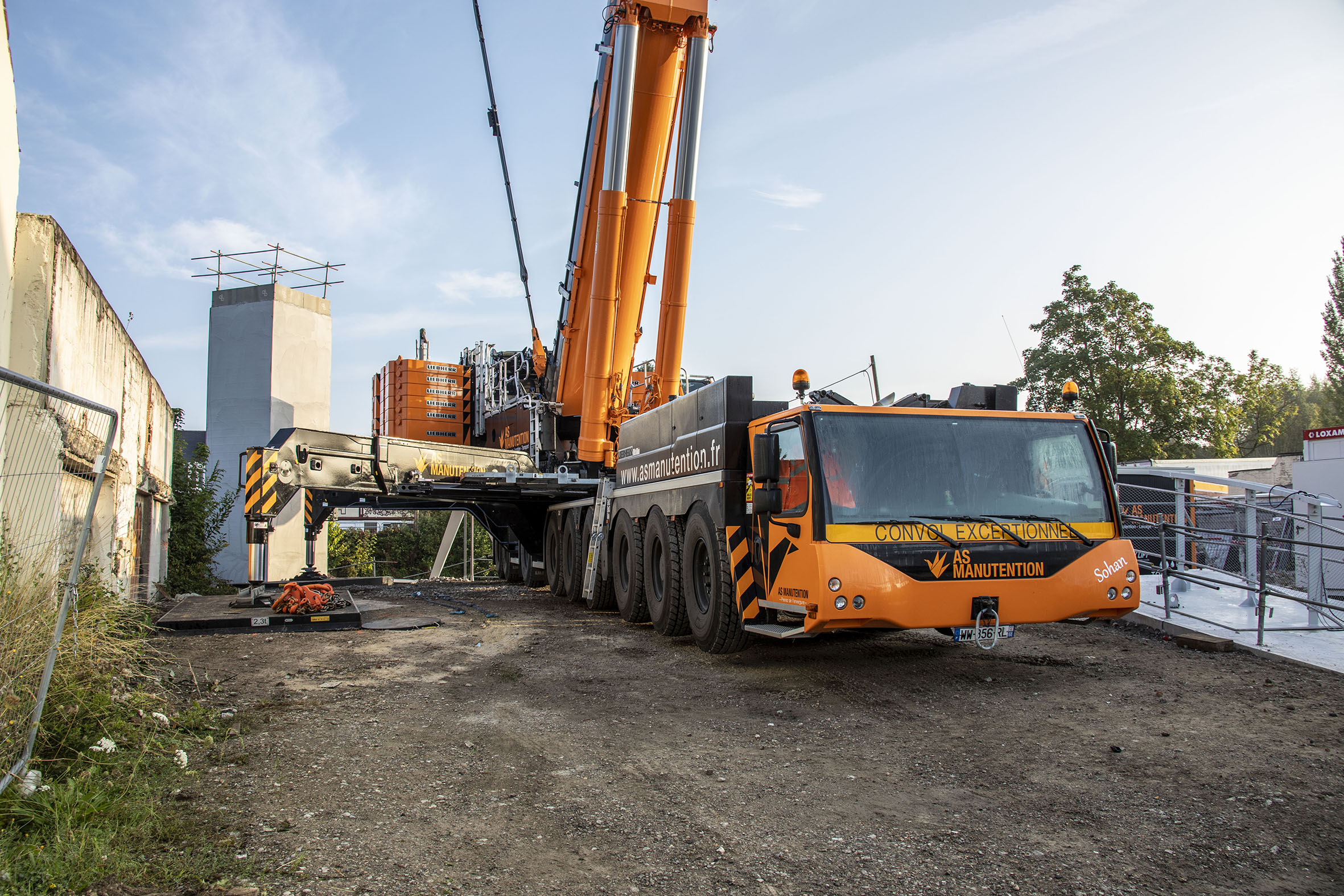 Smart set-up procedures coupled with good planning and coordination within the AS Manutention team enabled the heavy duty  crane to be set up in constricted conditions. <br> Image source: Liebherr-Werk Ehingen GmbH