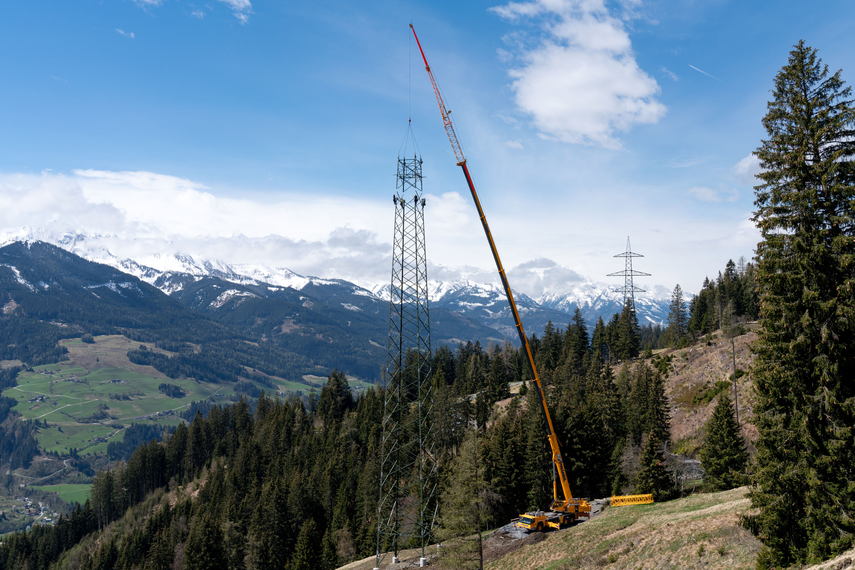 Alpine scene – Prangl has been working full-time since February this year on building electricity pylons in the Austrian  mountains using a Liebherr LTM 1160-5.2 mobile crane. <br> Image source: Liebherr-Werk Ehingen GmbH