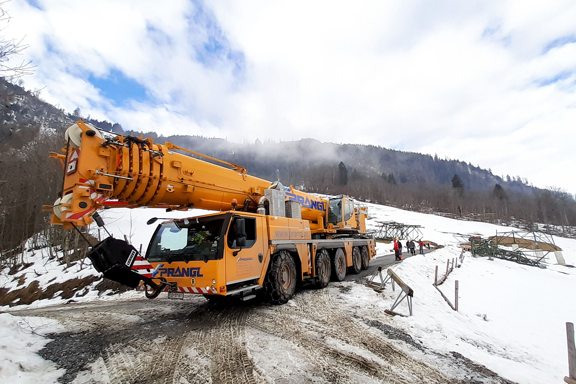 Snow chains – on several occasions the powerful 5-axle crane required snow chains to ensure it could get to the site easily. “We always carry snow chains with us anyway”, says Oliver Thum from Prangl GmbH.