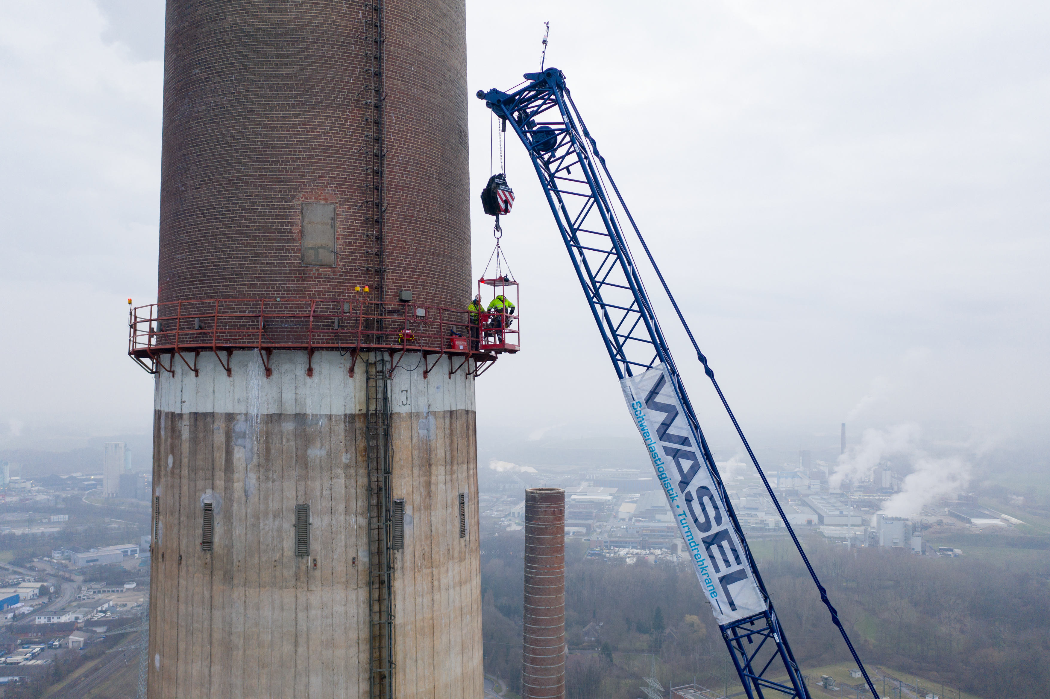 Dizzying height – secured with fall arrest equipment, the explosives experts climb onto their platform at a height of 140 metres. <br> Image source: Liebherr-Werk Ehingen GmbH