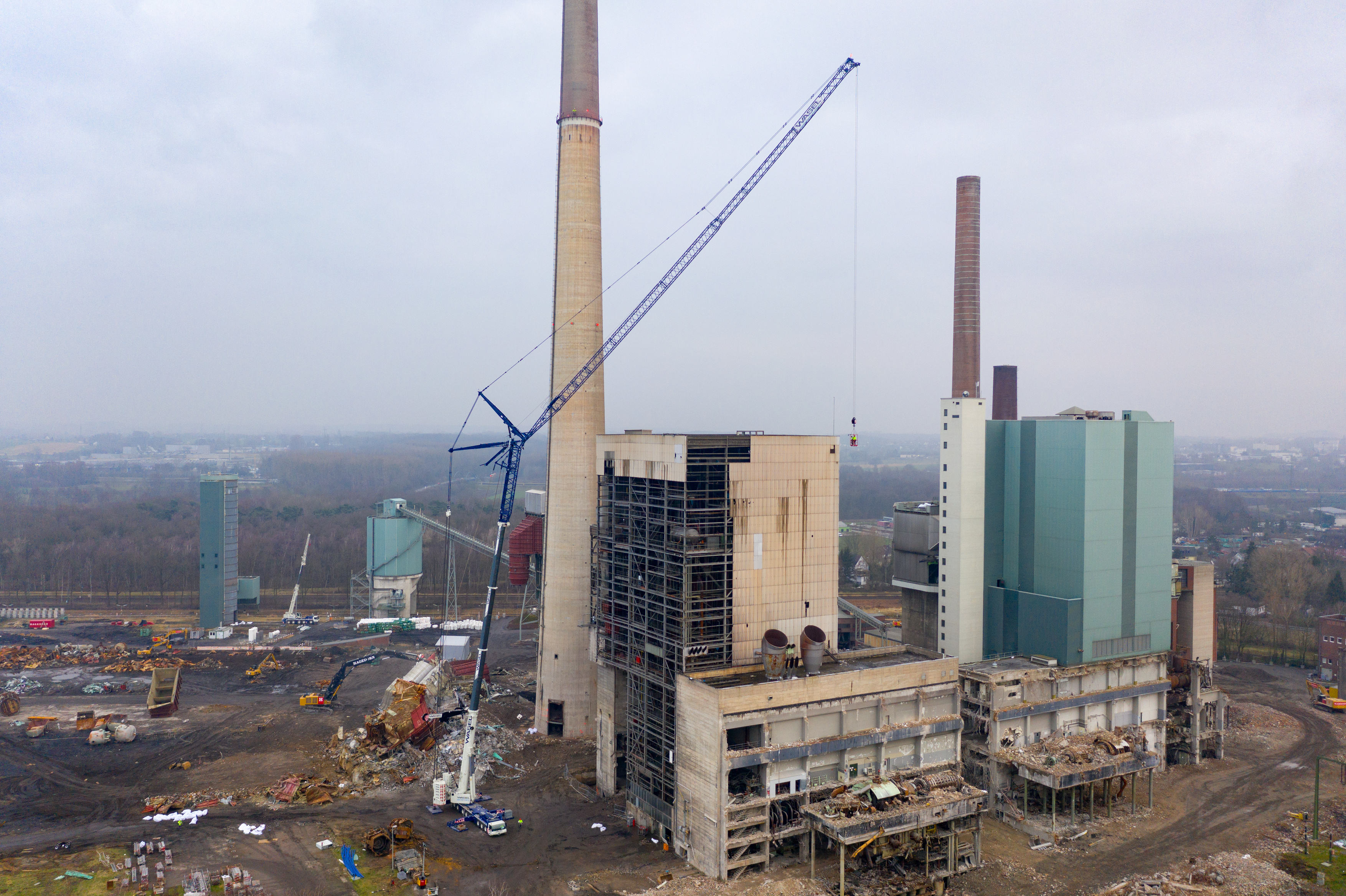 Large range – to remove the façade cladding, the mobile crane hoisted the safety cages over the entire building using a 91 metre luffing lattice jib. <br> Image source: Liebherr-Werk Ehingen GmbH