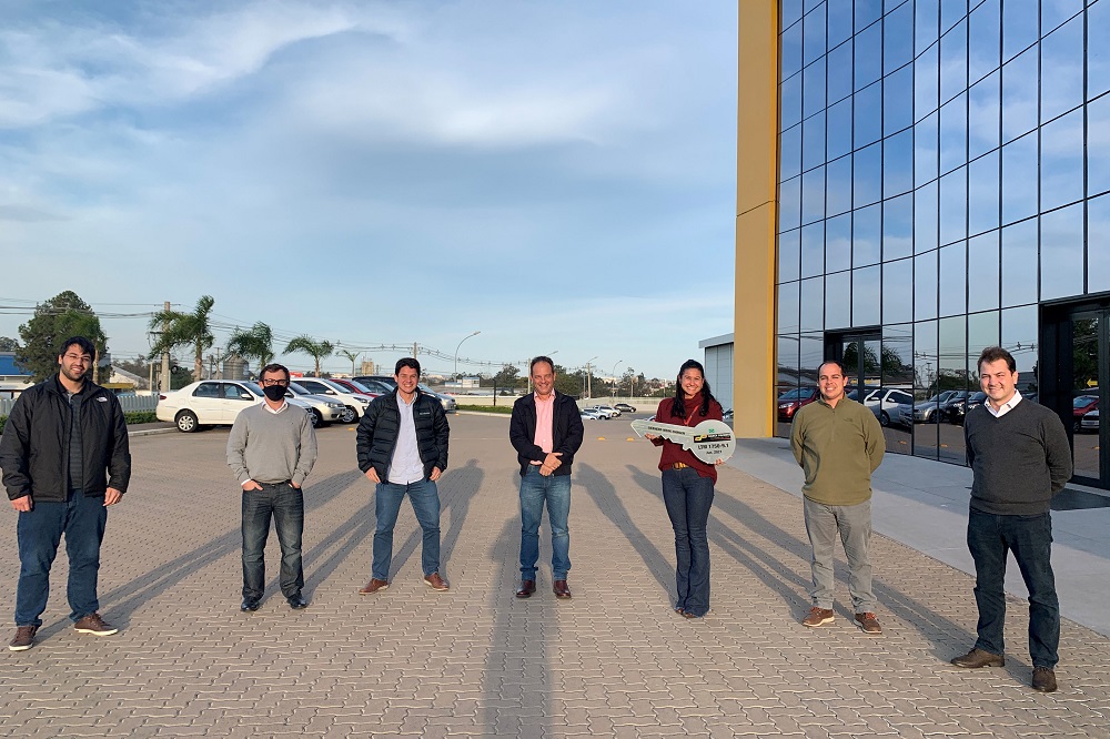 F.l.t.r.: Juliano Silva (Darcy Pacheco Group), Heron Gayean (Liebherr Brasil Eireli), Guilherme Silva (Darcy Pacheco Group),
Juliano Villela (Liebherr Brasil Eireli), Cristine Silva (Darcy Pacheco Group), Eduardo Silva (Darcy Pacheco Group) and Rene
Porto (Liebherr Brasil Eireli)