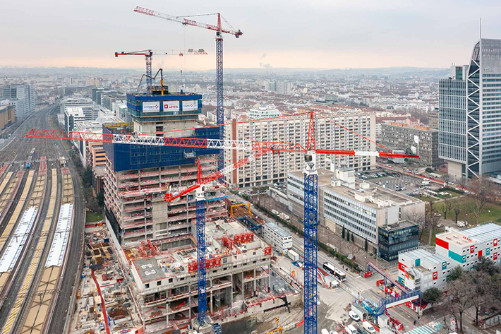 At times, four Liebherr cranes were operating simultaneously on the site to complete various buildings, including the “To-Lyon” tower.