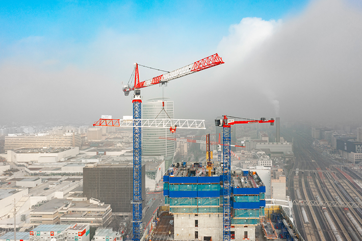  The 420 EC-H 16 has now dismantled the 250 EC-B 12 within a very short time so that the site can progress even further.  The 420 EC-H 16 has now dismantled the 250 EC-B 12 within a very short time so that the site can progress even further. 