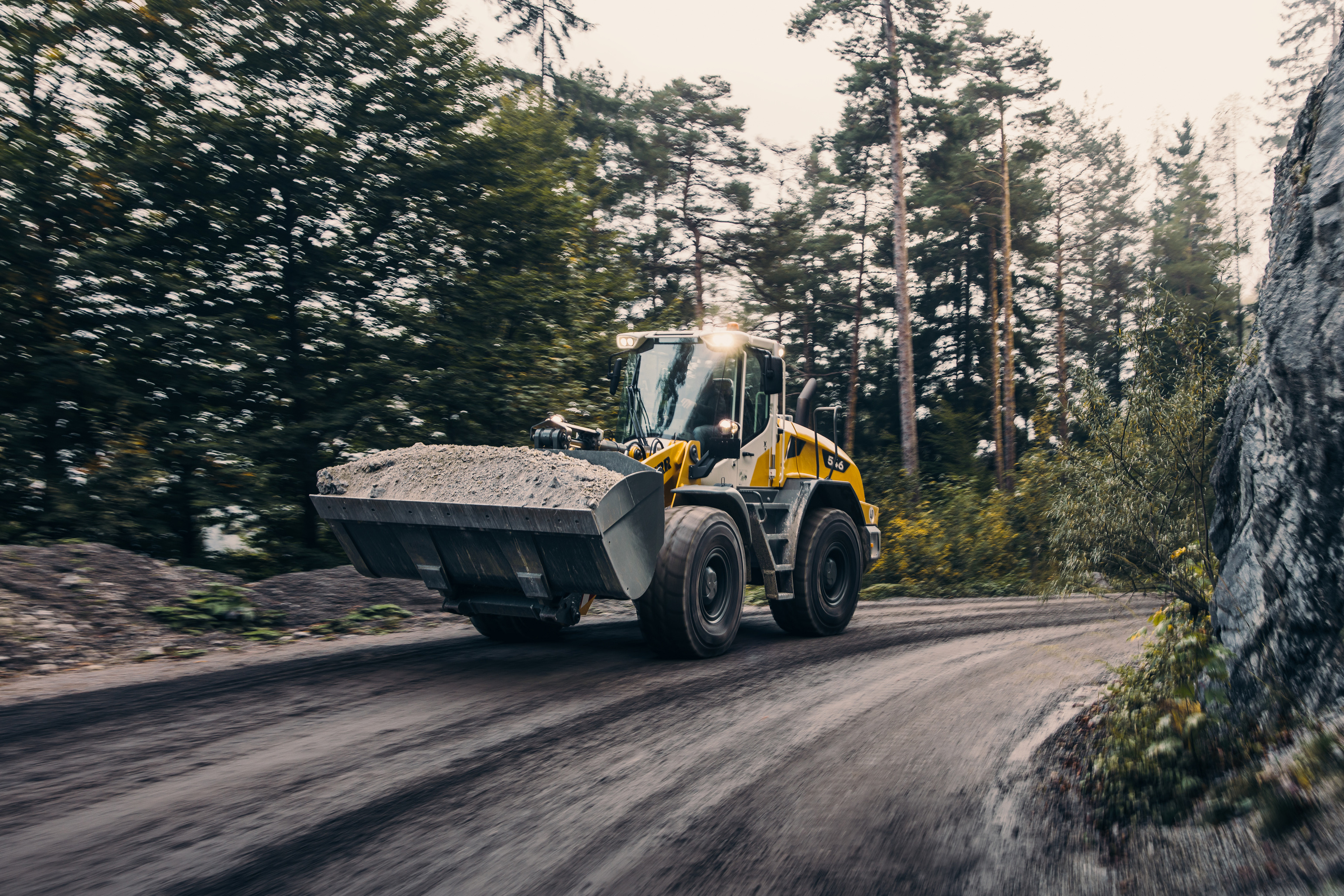 Liebherr has recently fundamentally revised its mid-sized wheel loaders and is presenting the L 546 model at steinexpo.