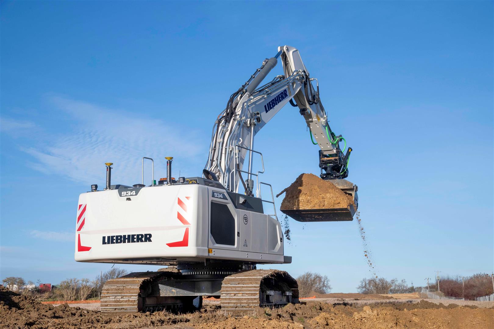 A Liebherr R 934 G8 crawler excavator, the first hydraulic excavator with a factory-fitted Leica Geosystems machine control system, has been delivered to customer Brad-Pave in Great Britain.