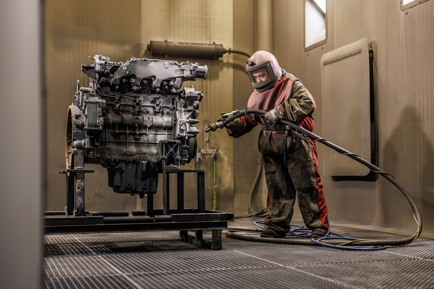 The reconditioning of engines, gearboxes and other components saves valuable raw materials – every year, 7,500 components and numerous individual parts are reconditioned through the Liebherr Reman programme. 