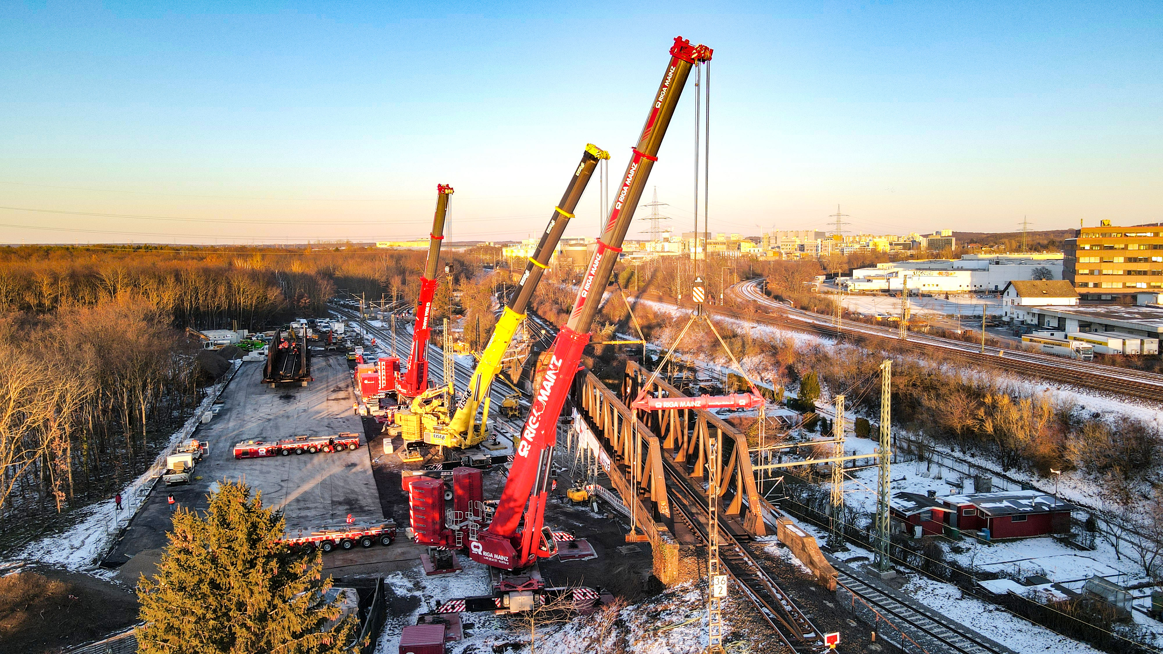 Bridge number 2 – Riga’s LTM 1450-8.1 in tandem with Eisele’s LTM 1500.8.1 remove the same weight at a slightly lower radius.