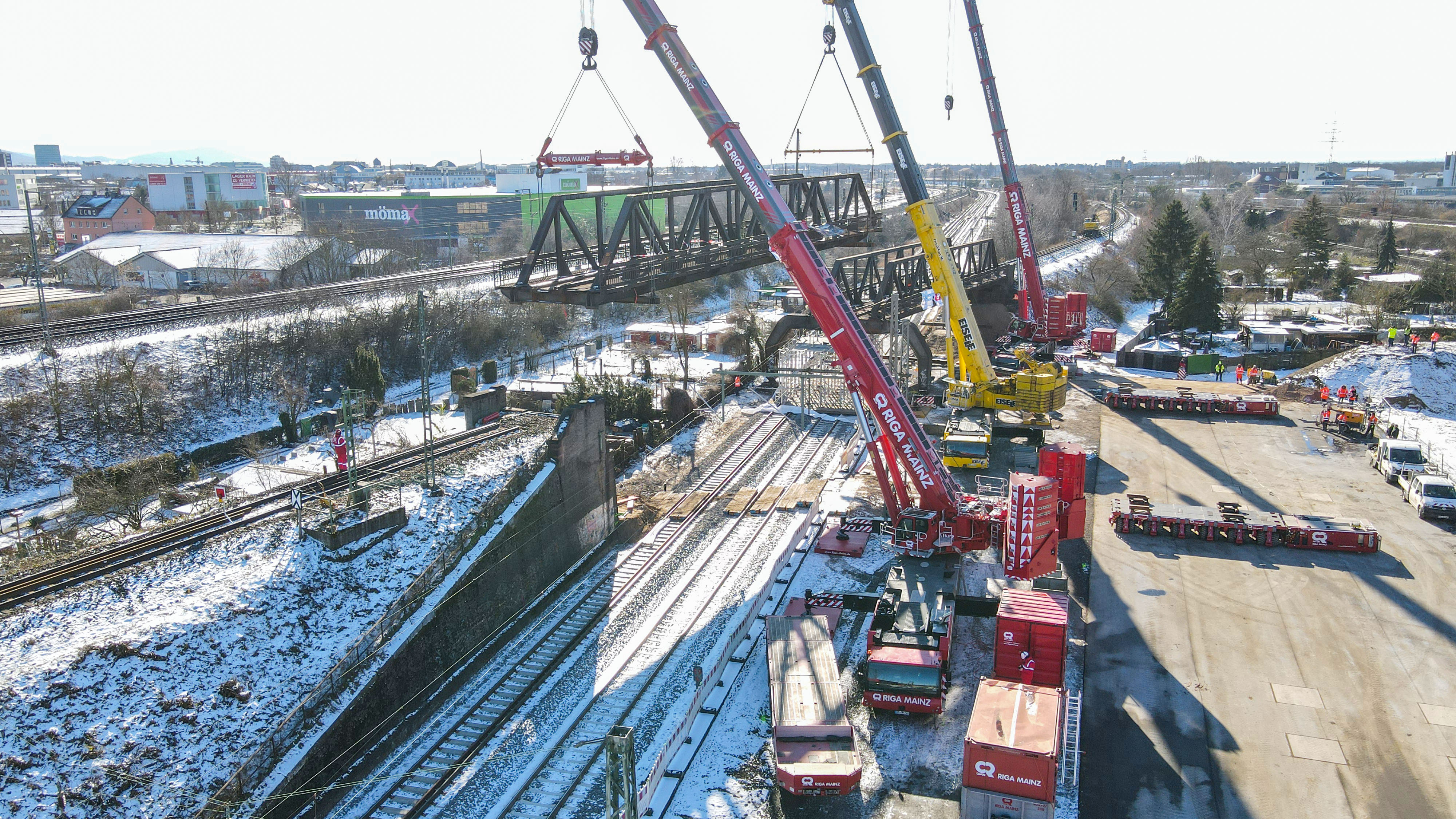 160 tonnes on the hook – bridge number 1 is suspended on the hooks of Riga Mainz’s  LTM 1650-8.1 and Eisele’s LTM 1500-8.1.
