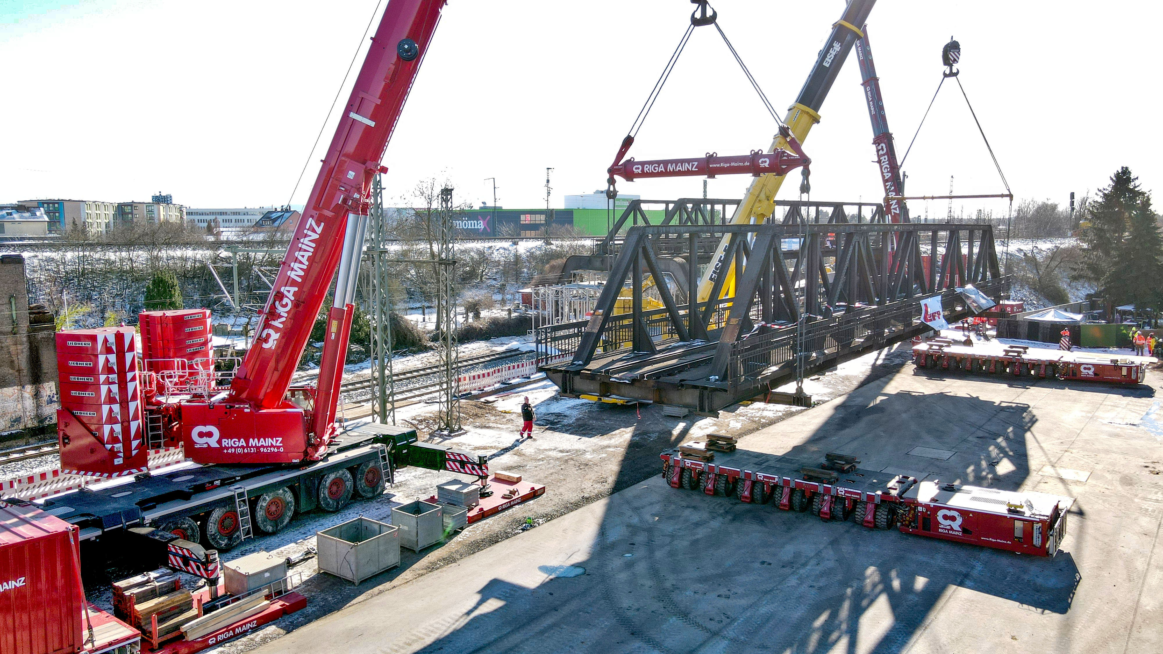 Heavy duty modules – 6-axle SPMTs transport the historic bridges to the refurbishment site.