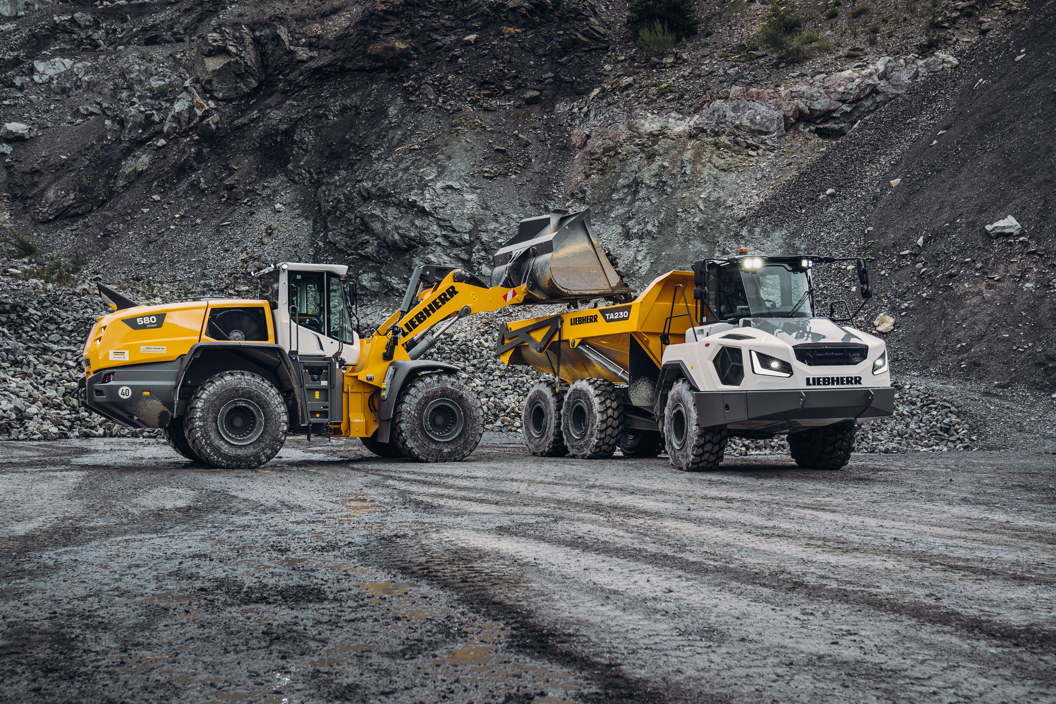 A powerful machine in the 30-tonne class: the dump truck can remove up to 28 tonnes of material per loading operation with a maximum dump box capacity of 18.1 m³.