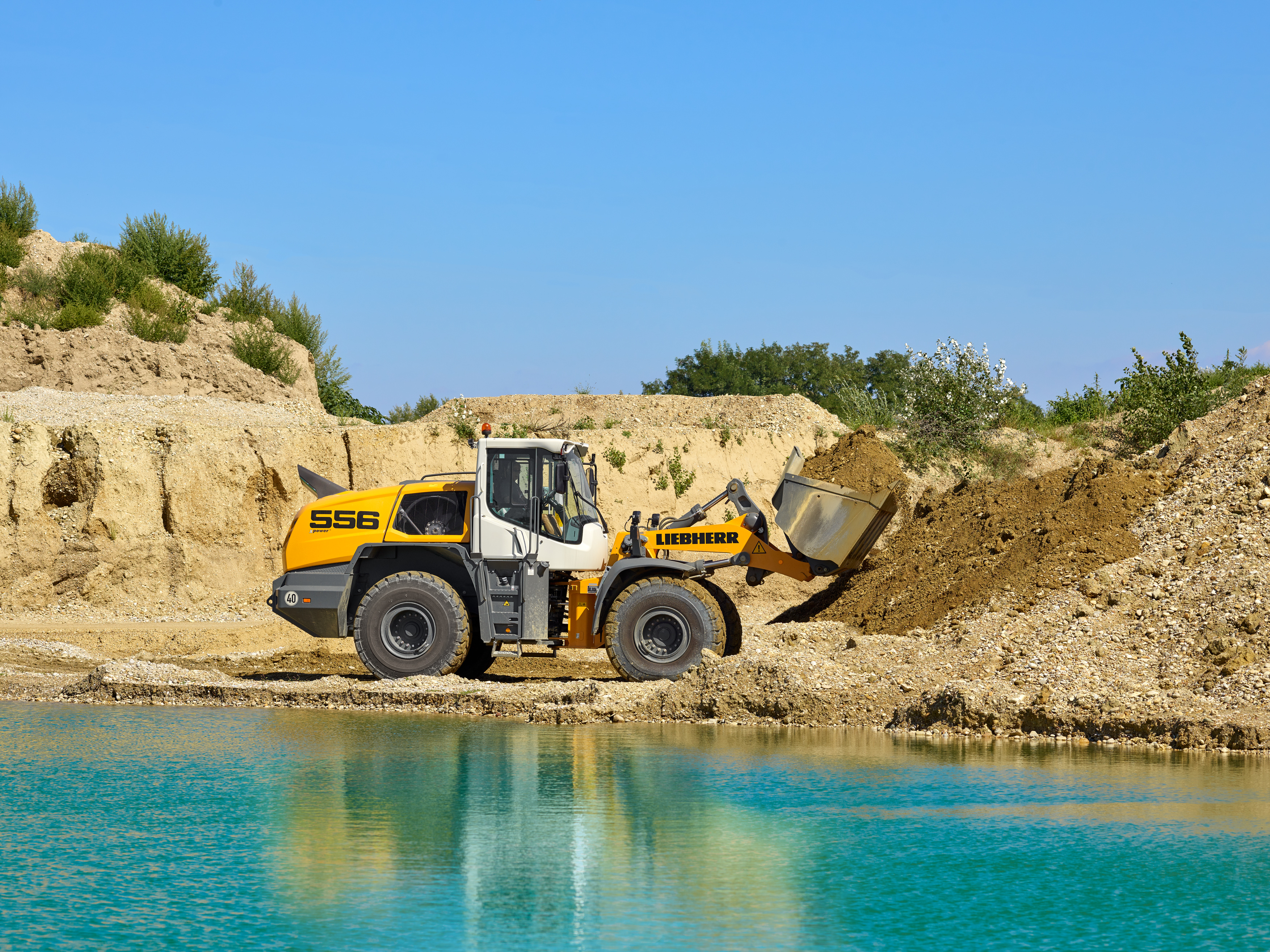 The L 556 XPower® wheel loader with z-bar kinematics and earth bucket engaged in conventional mining operations.