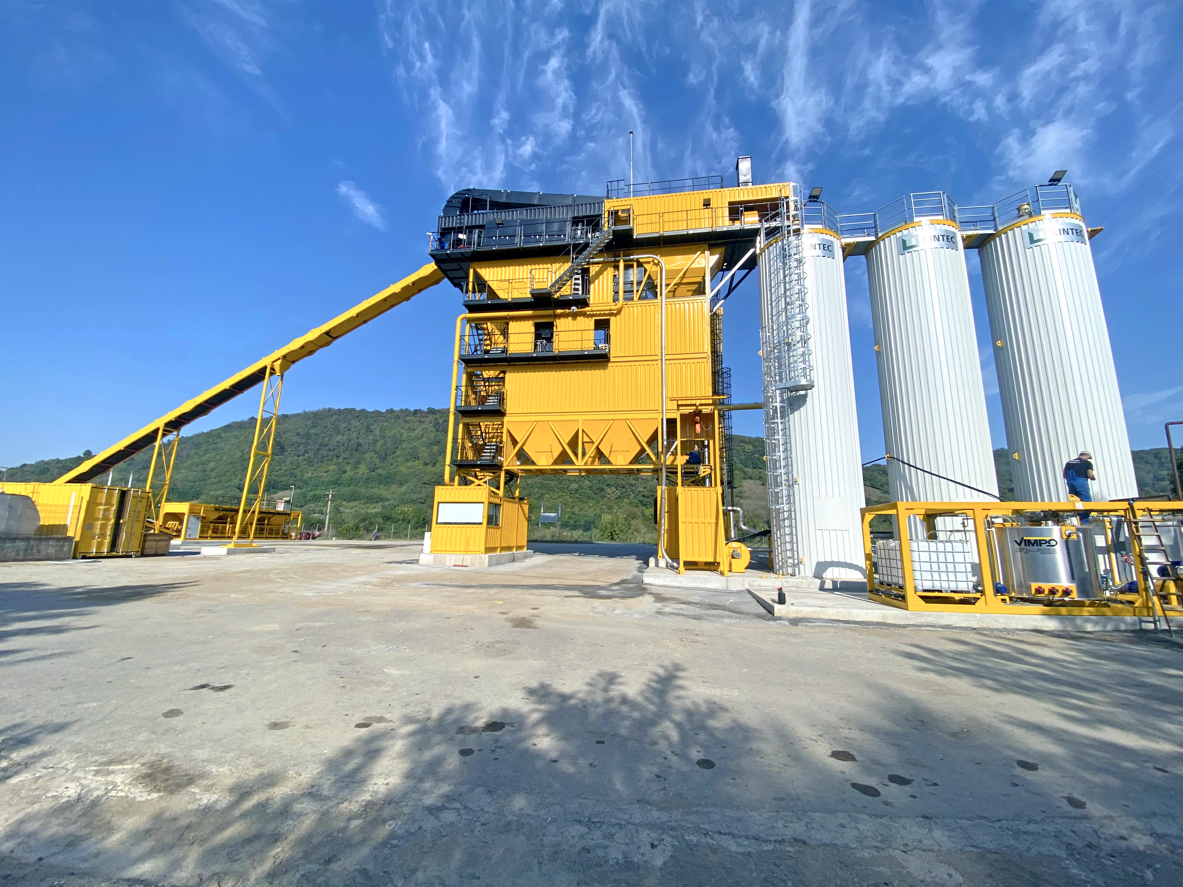  The Lintec CSD1510 Asphalt Mixing Plant is playing a critical role in enhancing infrastructure in central Romania. 