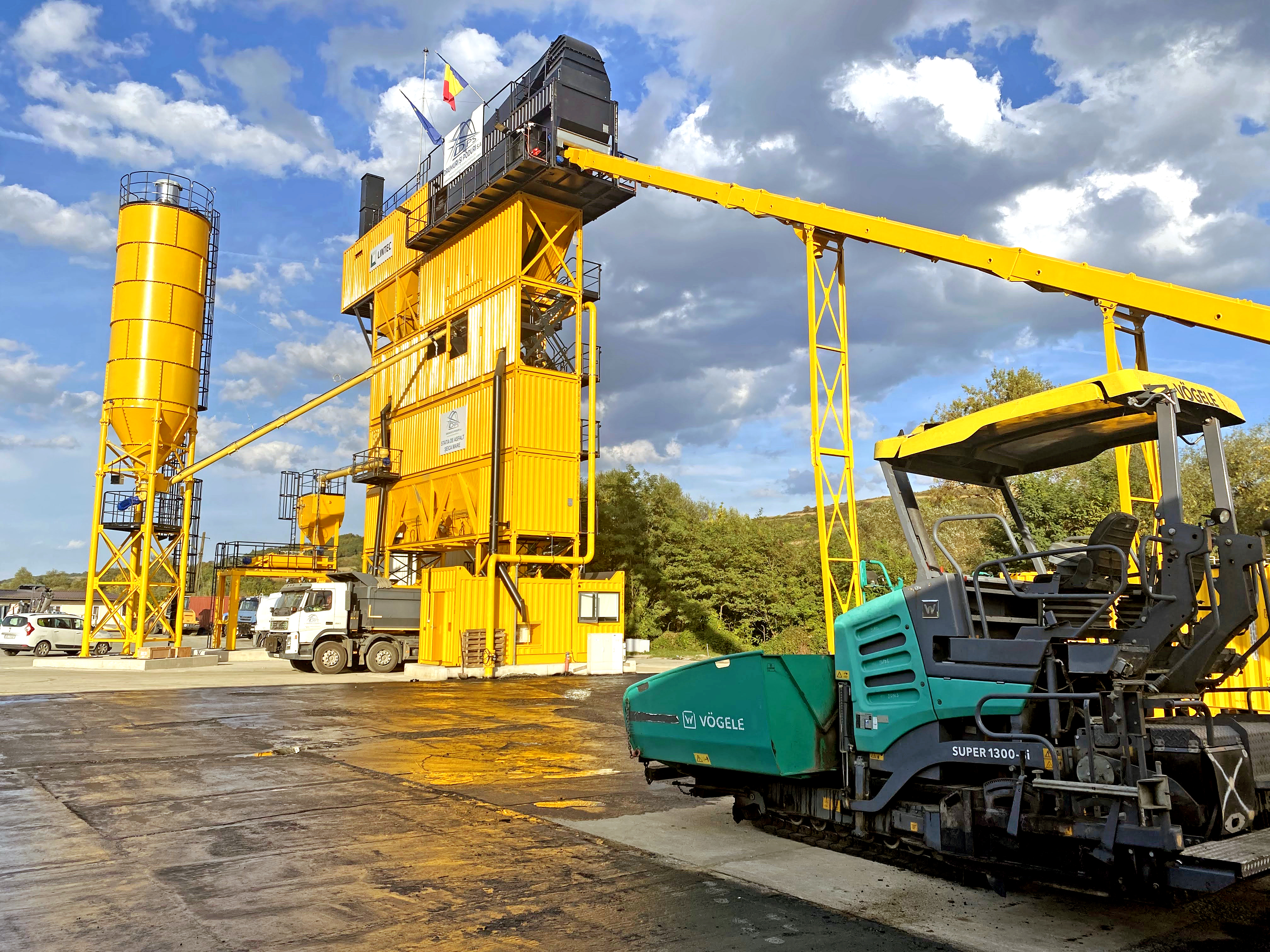  Replacing an older and smaller unit, the new asphalt plant brings state-of-the-art technology and compact design to a site where space constraints once limited production capacity.