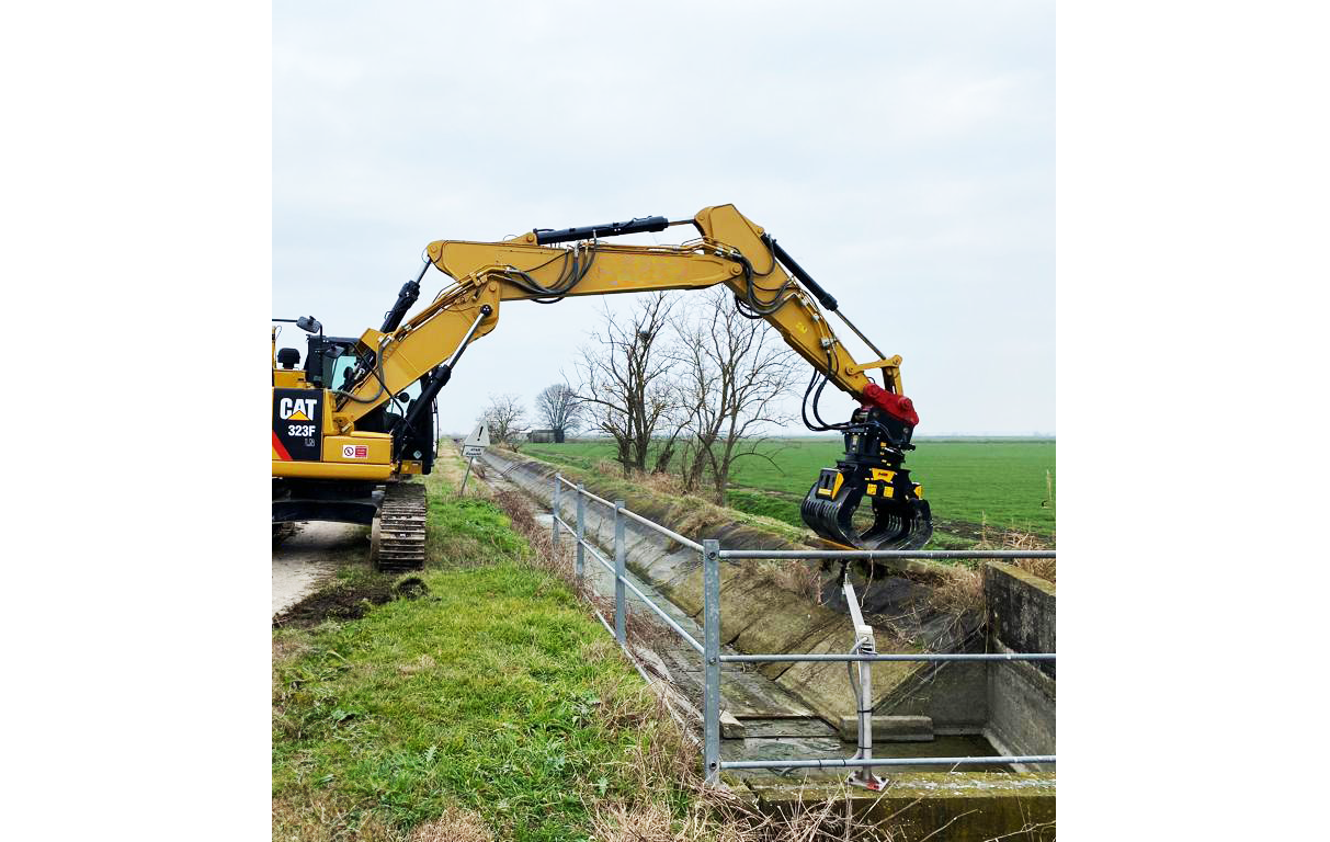 MB-G1200 installed on CT323F-Italy-concrete pipes