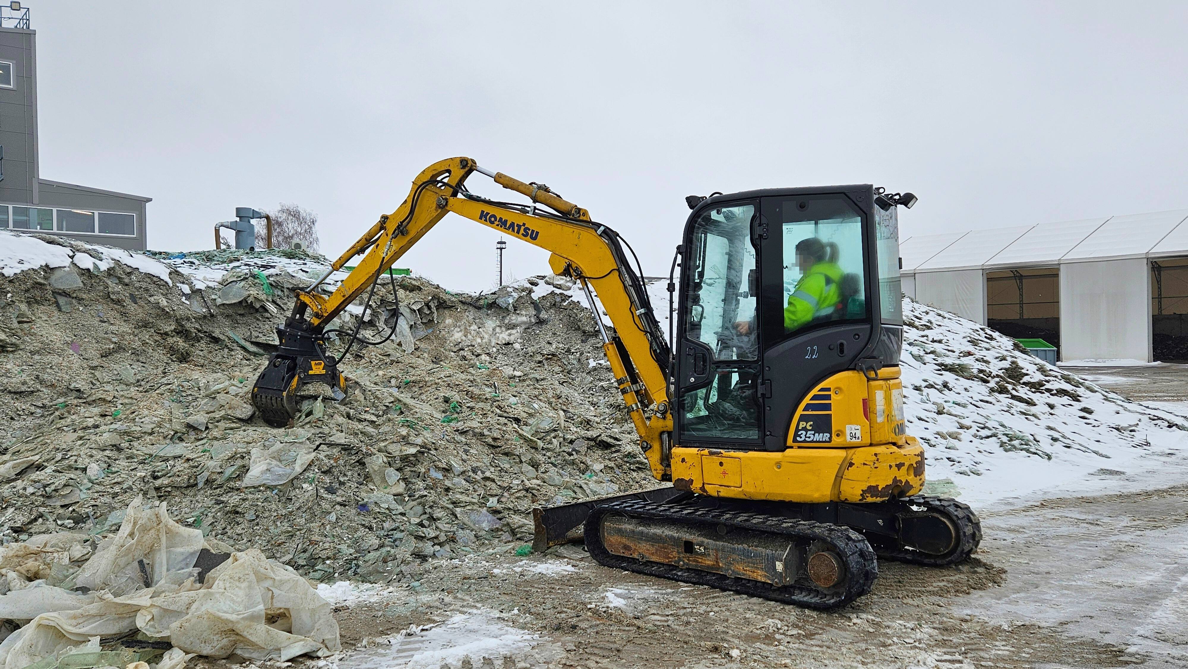 MB-G400 & Komatsu PC 35MR in Lithuania while recycling glass