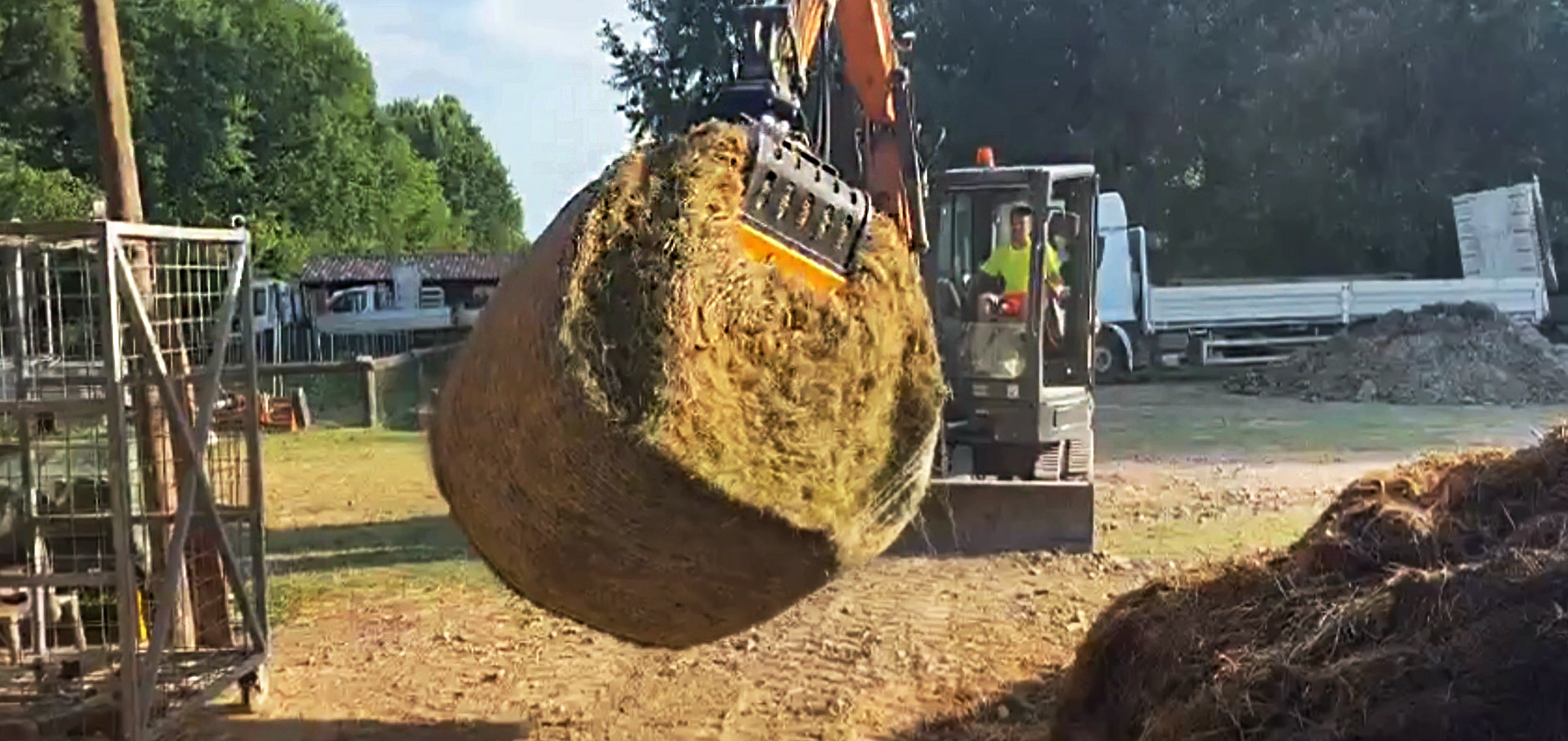 From Field to Feed: MB-G500 Sorting Grapple Handles Hay Bales with Ease