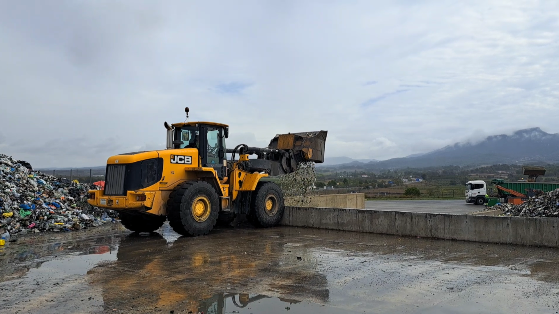 MB-HDS323 & JCB in Spain while recycling glass bottles
