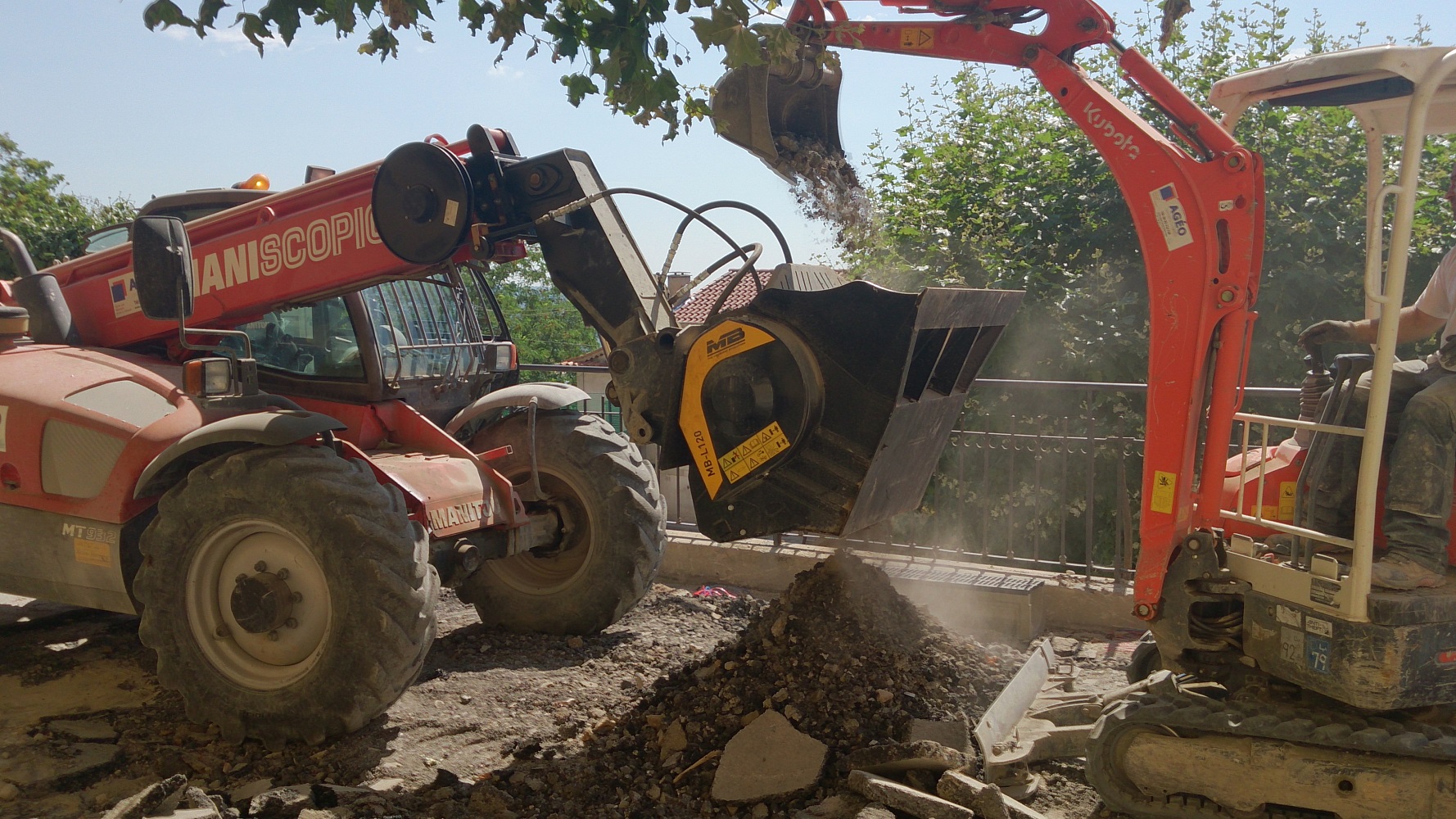 MB-L120 - Manitou <br> Image source: MB Crusher