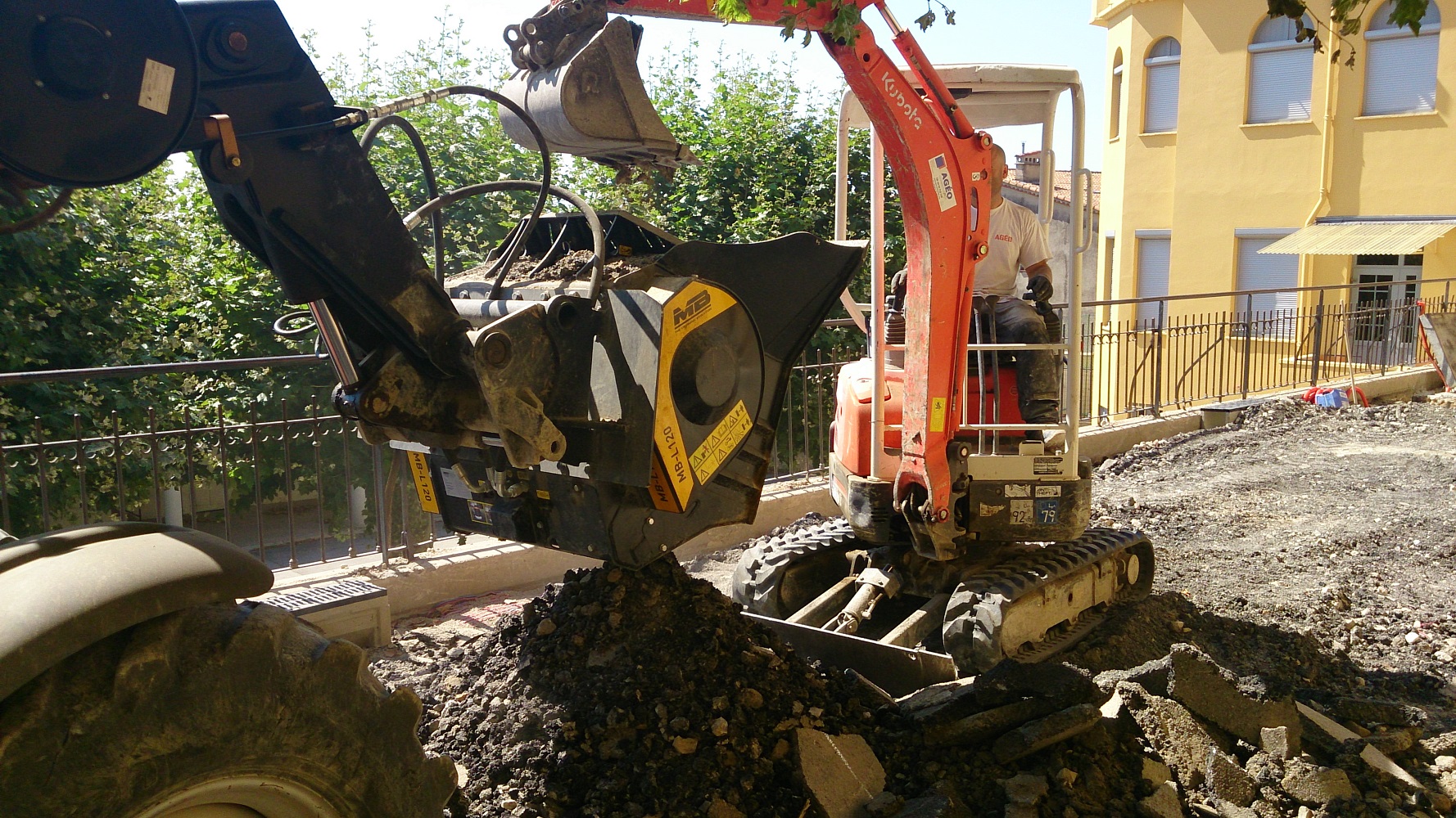 MB-L120 - Manitou <br> Image source: MB Crusher