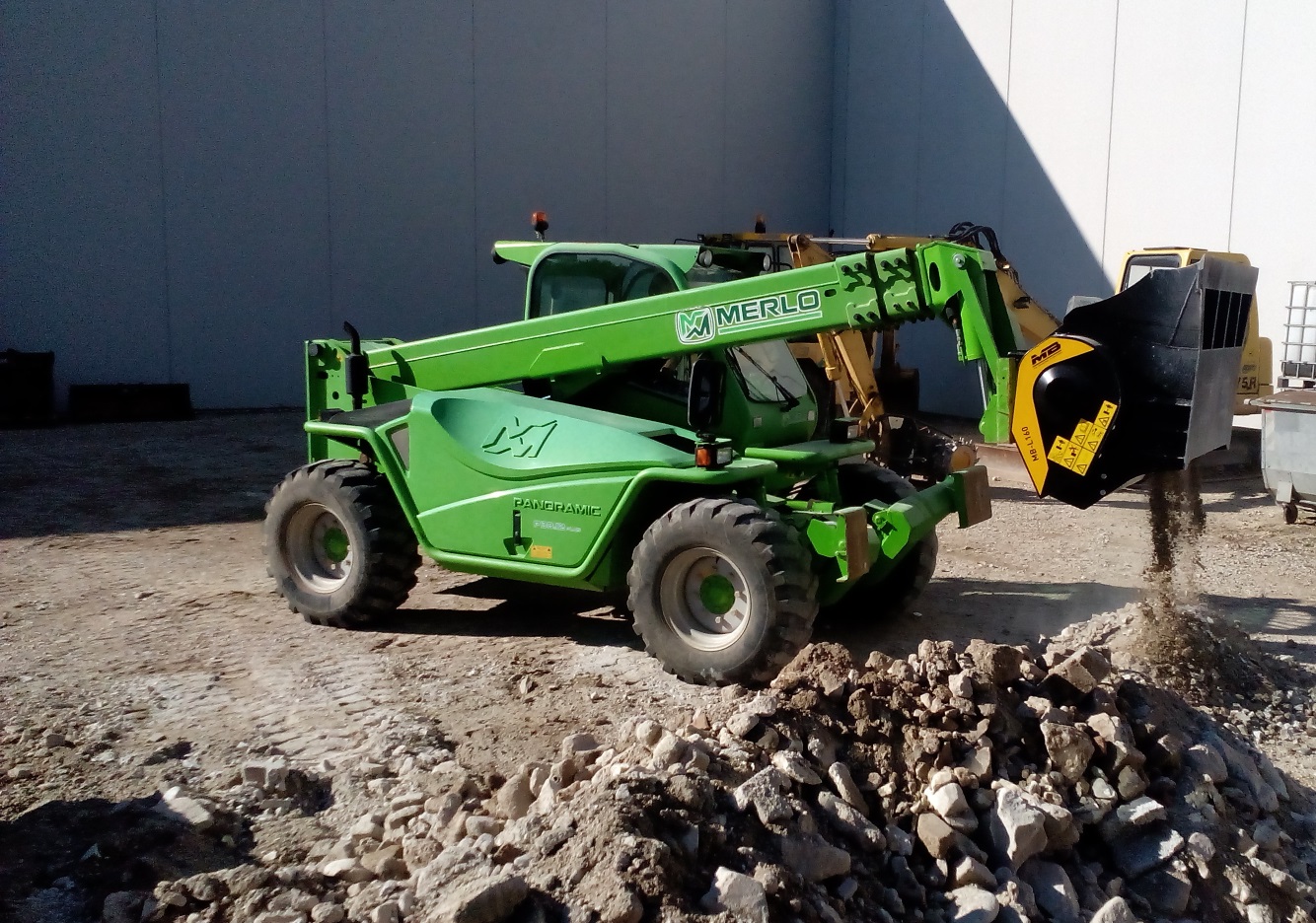 MB-L140 - Merlo - Italy(Headquarters) <br> Image source: MB Crusher