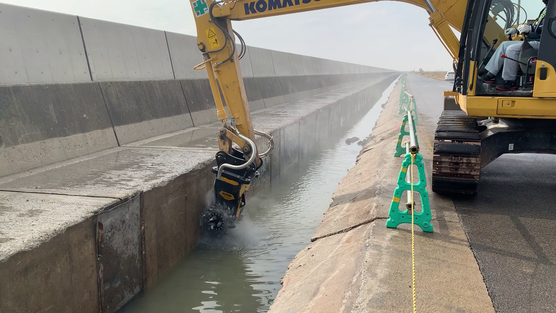 MB-R800 & Komatsu PC138 - Japan - Utility works - Concrete