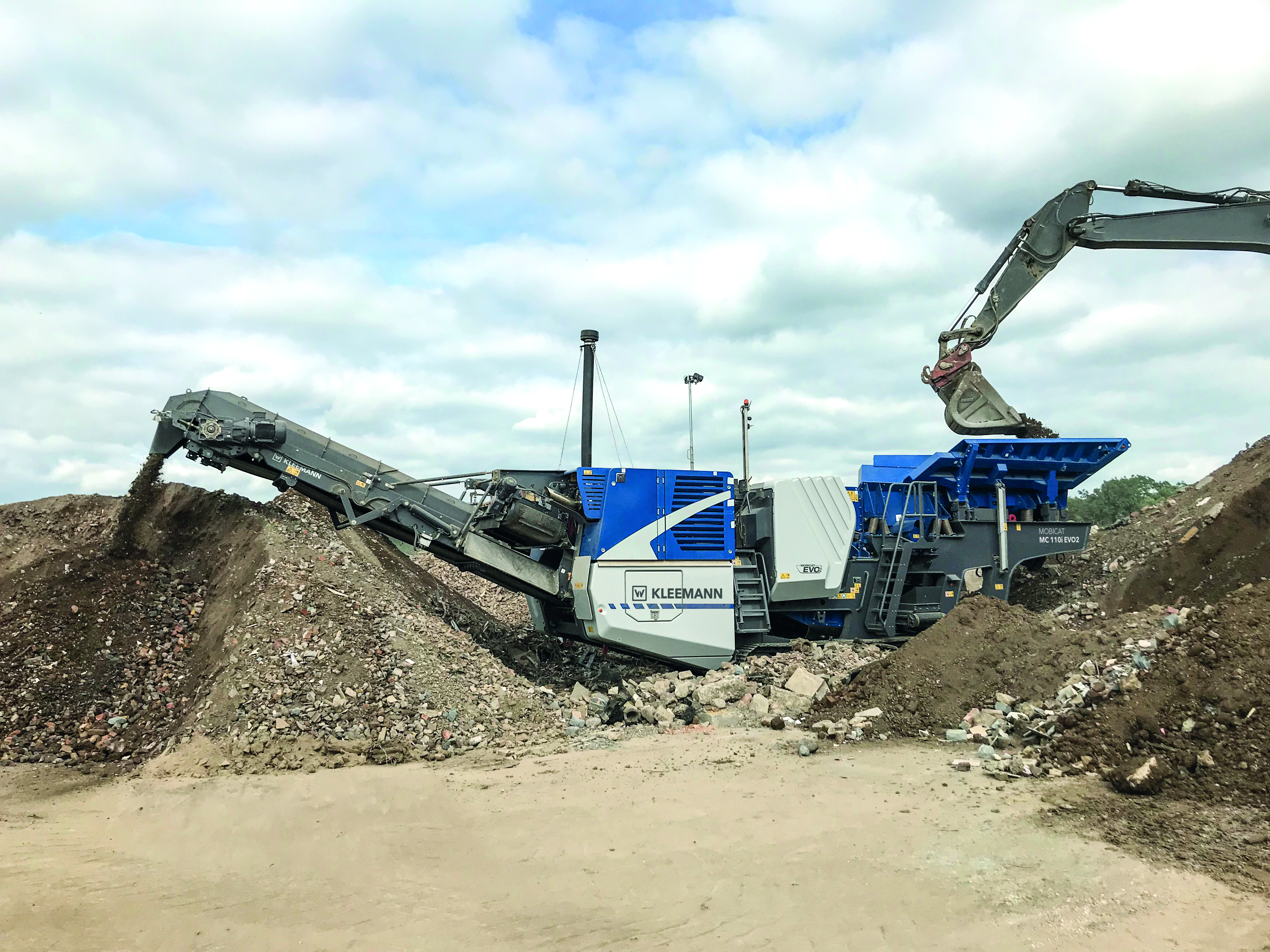 The MOBICAT MC 110(i) EVO2 is designed for the first crushing stage and is used in medium-hard to hard natural stone and in recycling.