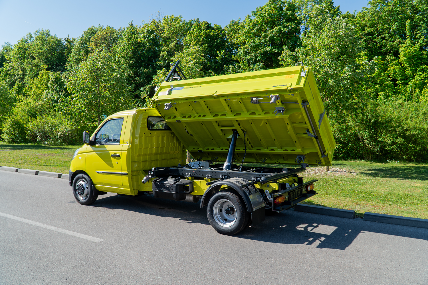 Premiere of the new compact three-way tipper
