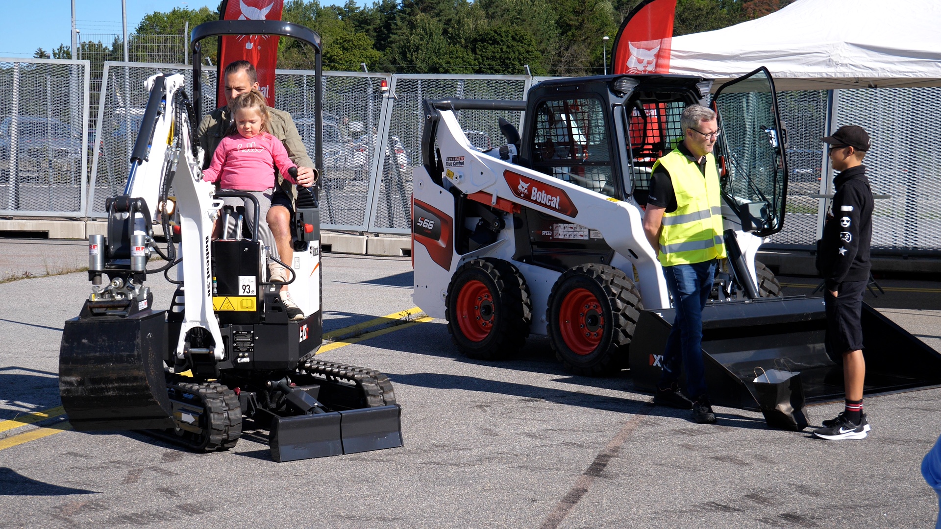 Several shots of parents and children enjoying this year’s Minutdagen event, which took place at Bromma Stockholm Airport on 21 August 2021. <br> Image source: Doosan Bobcat EMEA