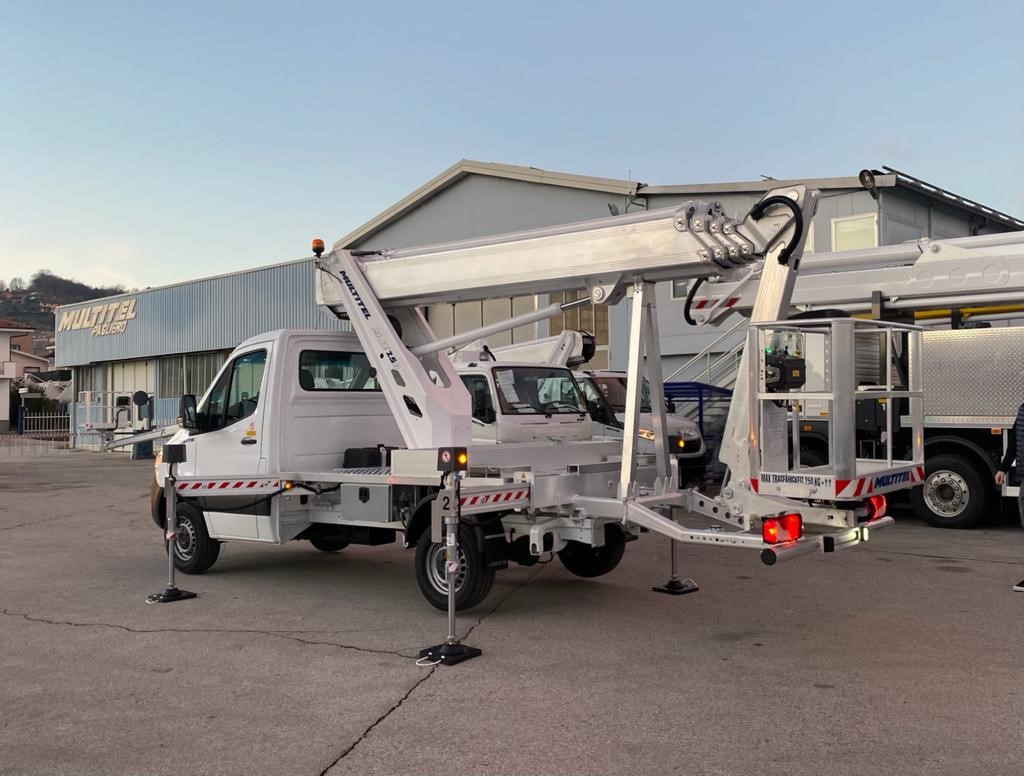 Multitel telescopic with Jib