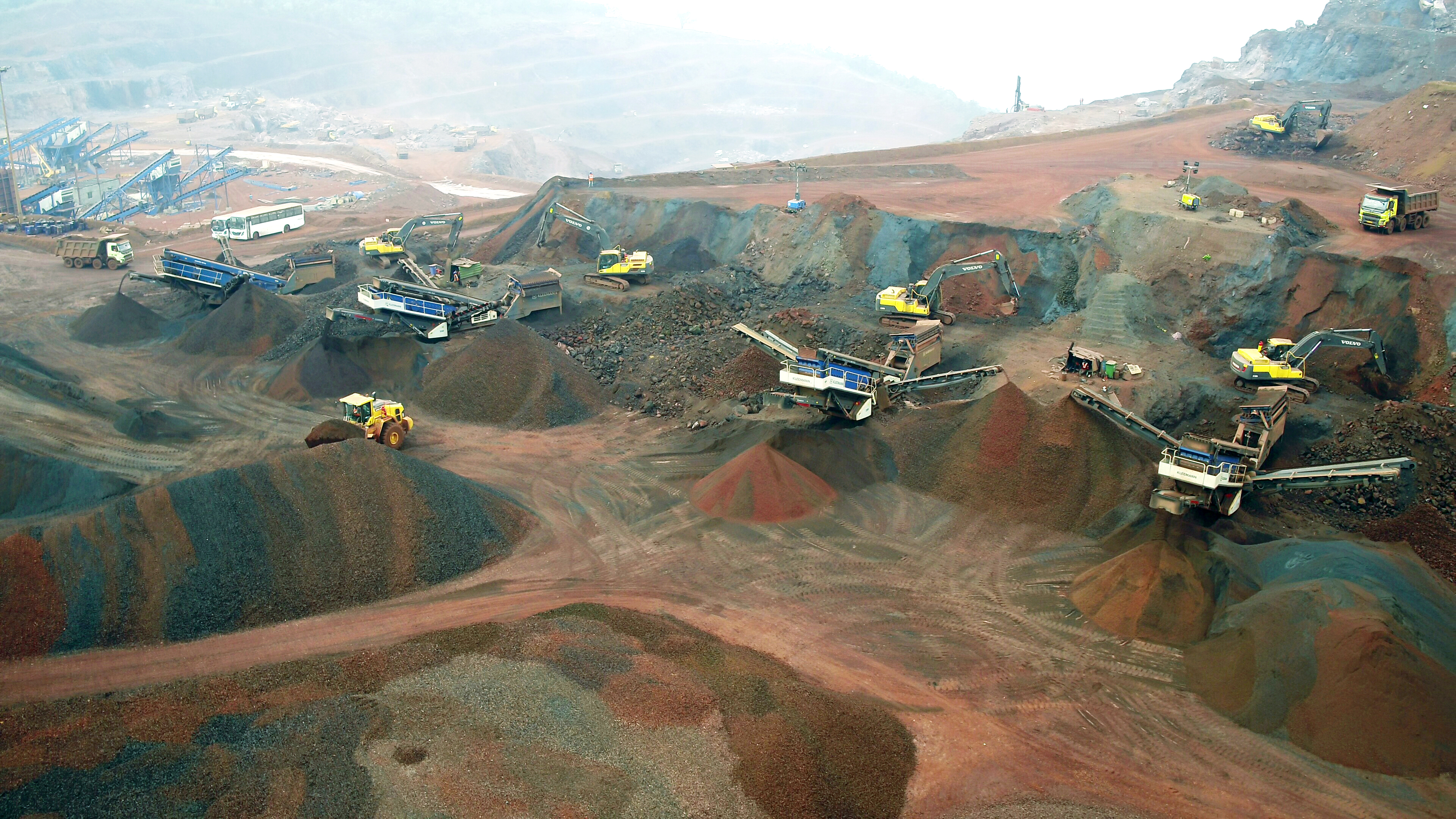 Mobile screening plants MOBISCREEN MS EVO in iron ore operation in India. 