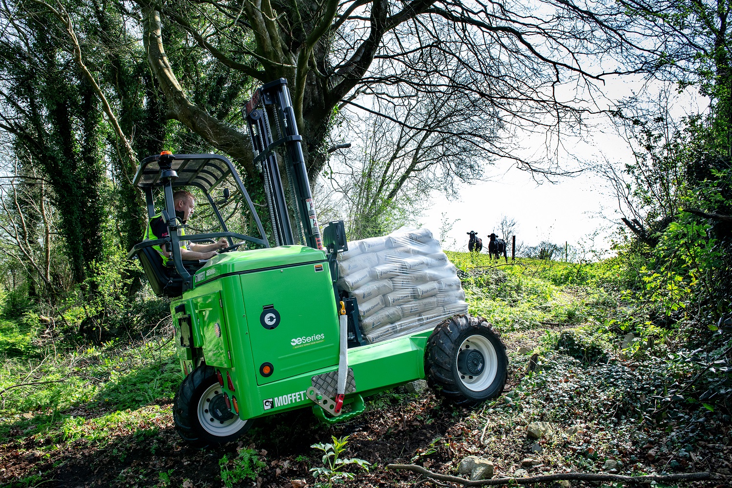 MOFFETT E5 25.4 NX off-road <br> Image source: Cargotec Corporation; Hiab