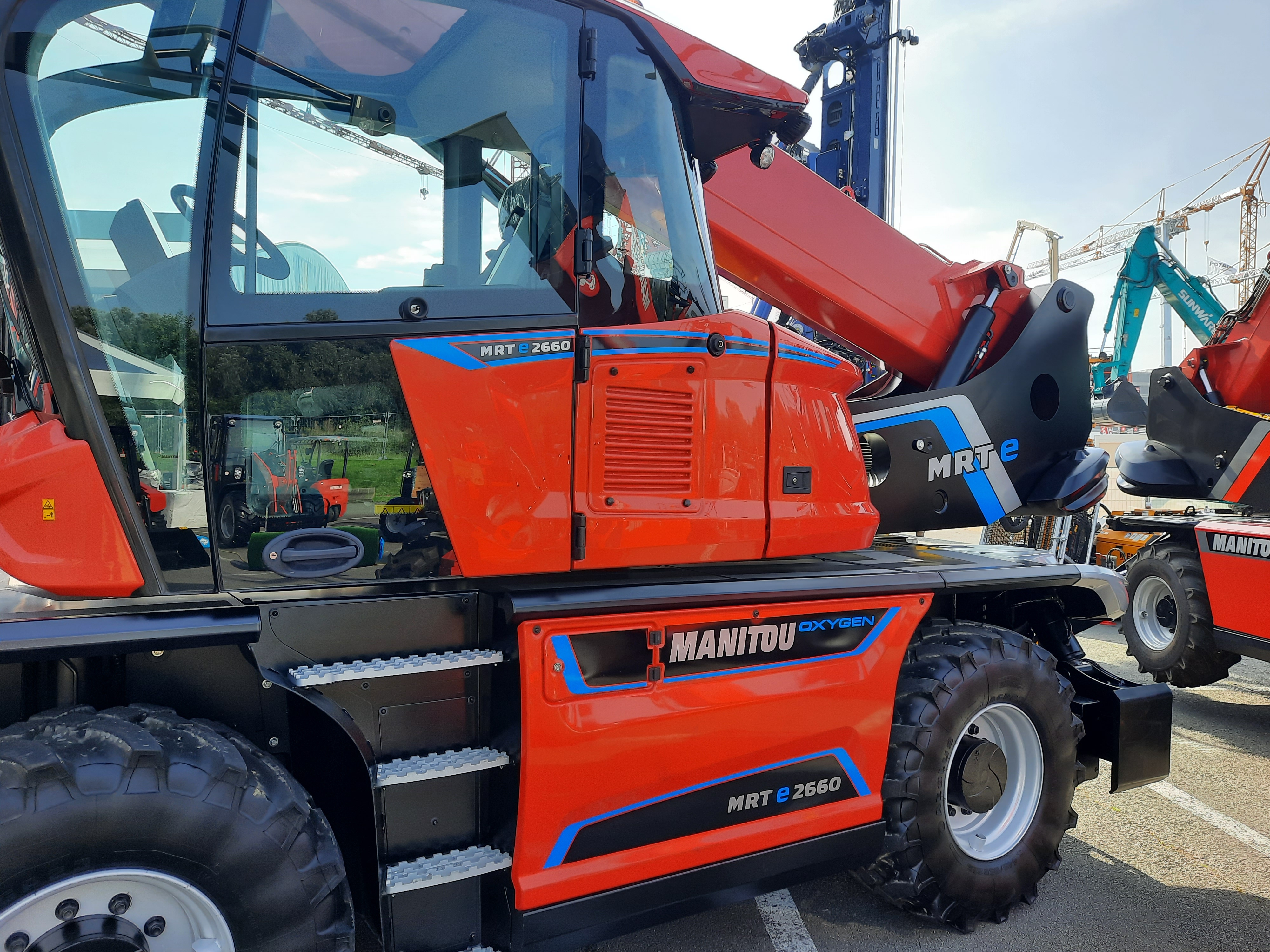 The new 100% electric MRT 2260 model on display at Matexpo! <br> Image source: Manitou