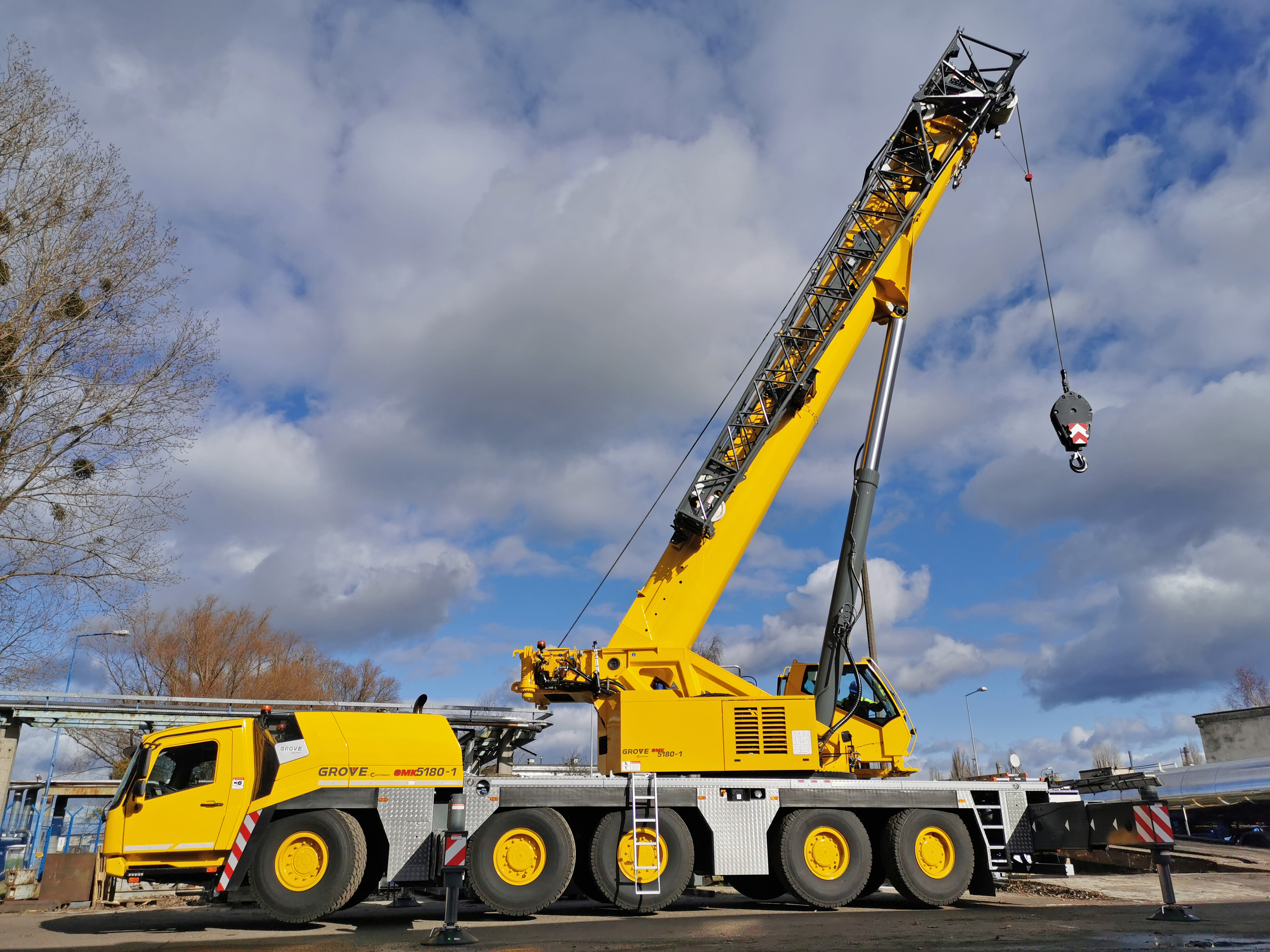 The GMK5180-1 has a nominal load capacity of 180 t, 64 m of boom and a total tip height of 101 m.
