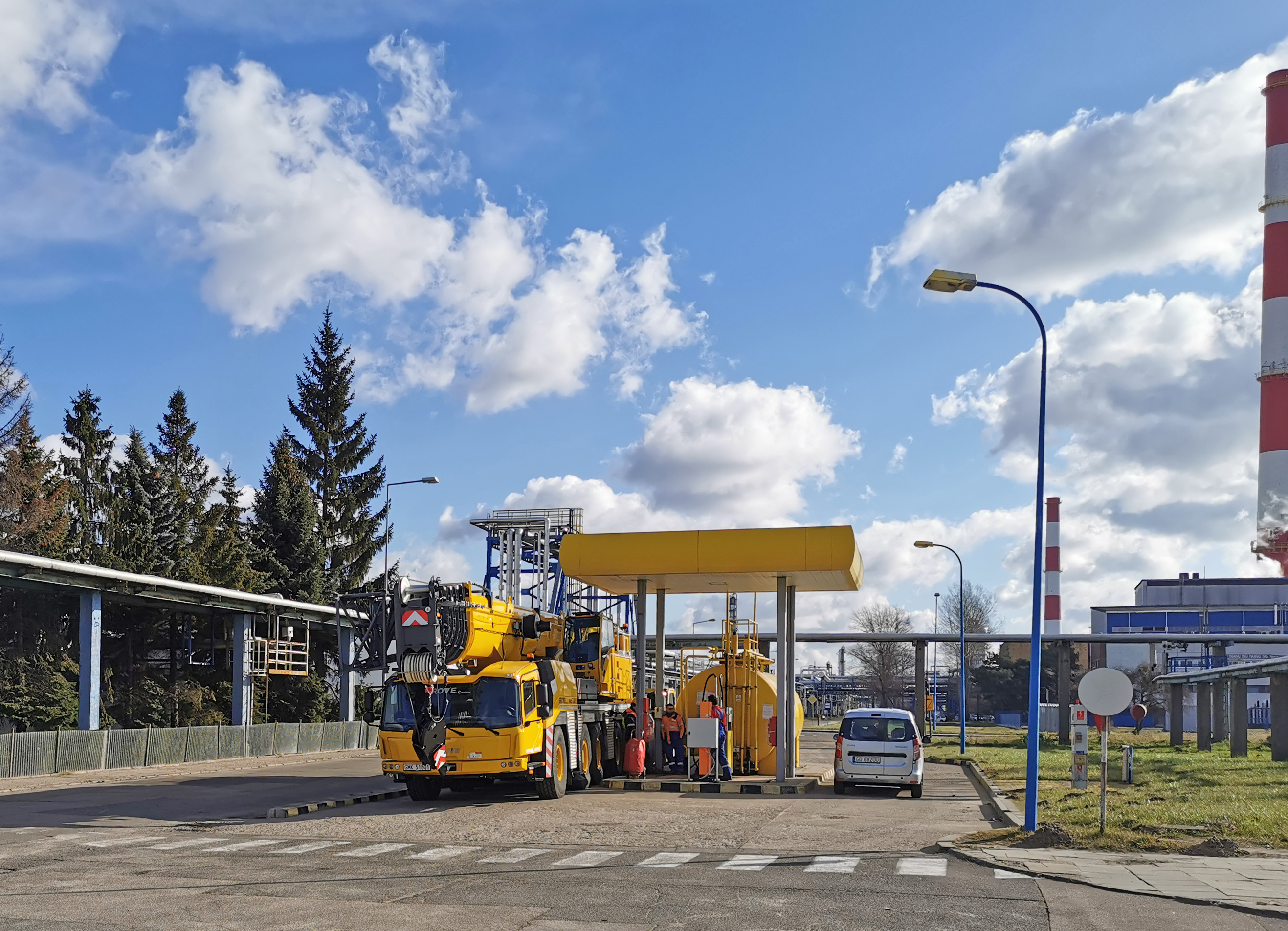 The Grove GMK5180-1 offers strong lifting capabilities in a compact format, making it ideal for use on the LOTOS refinery where space is limited. 