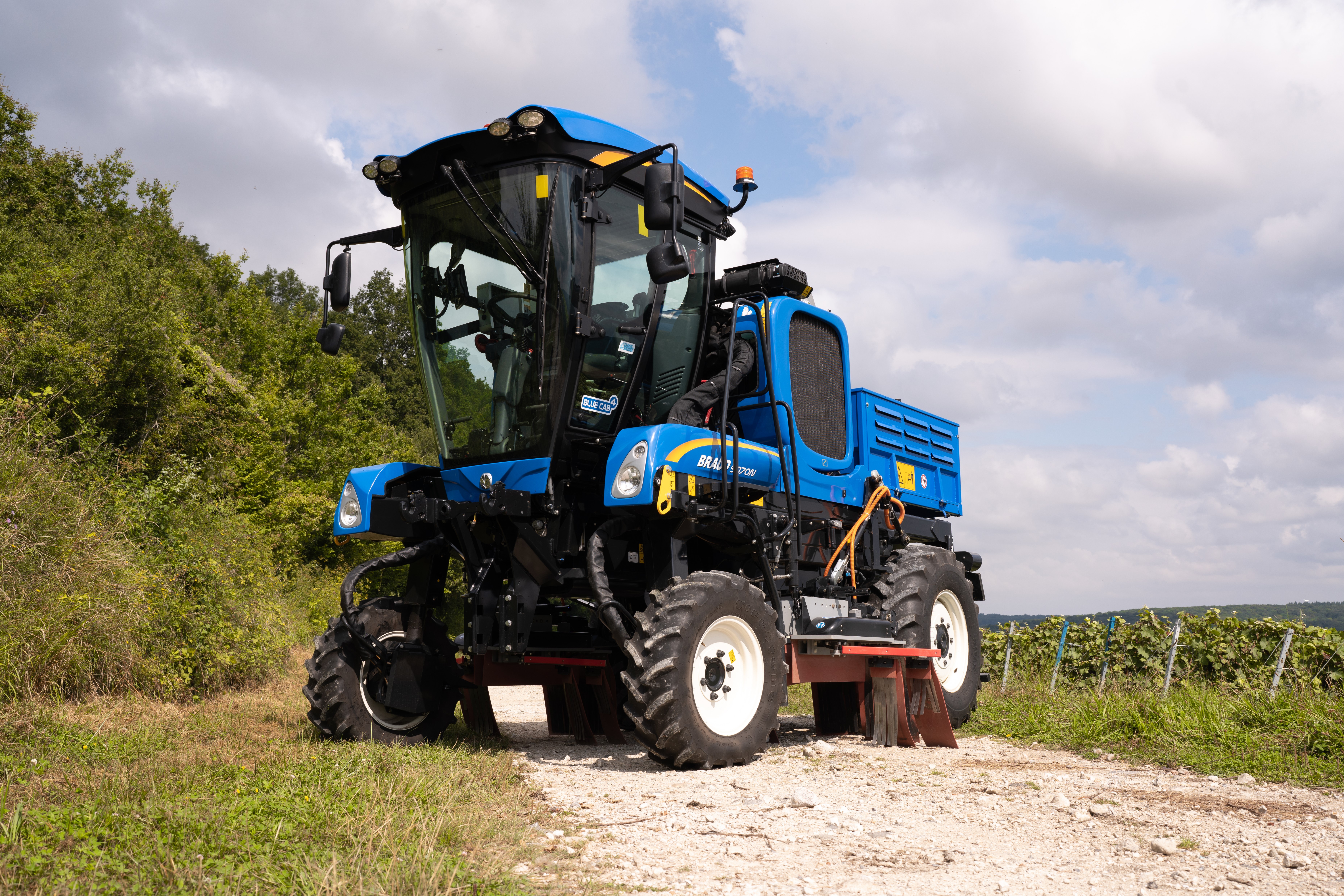 New Holland Agriculture extends the XPower family of electric weeding solutions with the new XPN concept for narrow vineyards integrated in the New Holland Braud 9000N carrier.