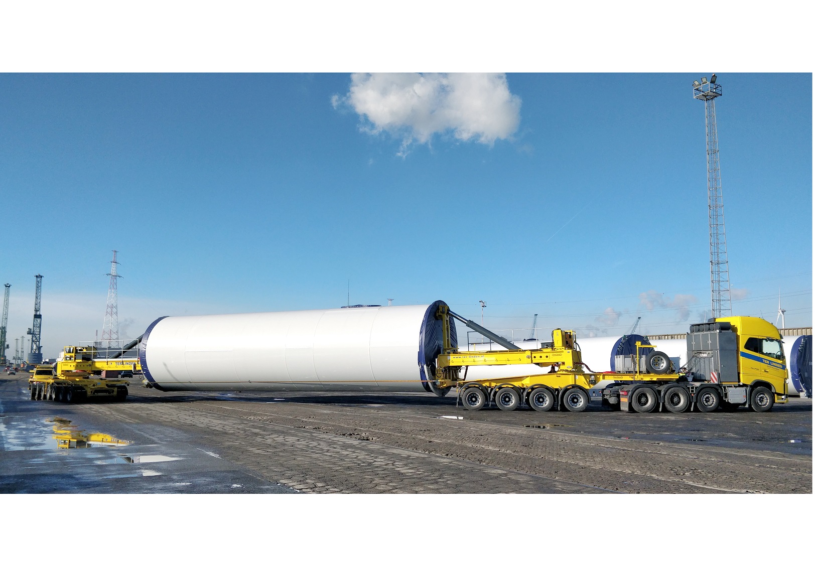 The Nooteboom MWT-XL with 4-axle Jeepdolly and 7-axle self-tracking dolly are both executed with hydraulically adjustable Lift Adapters <br> Image source: Nooteboom Trailers