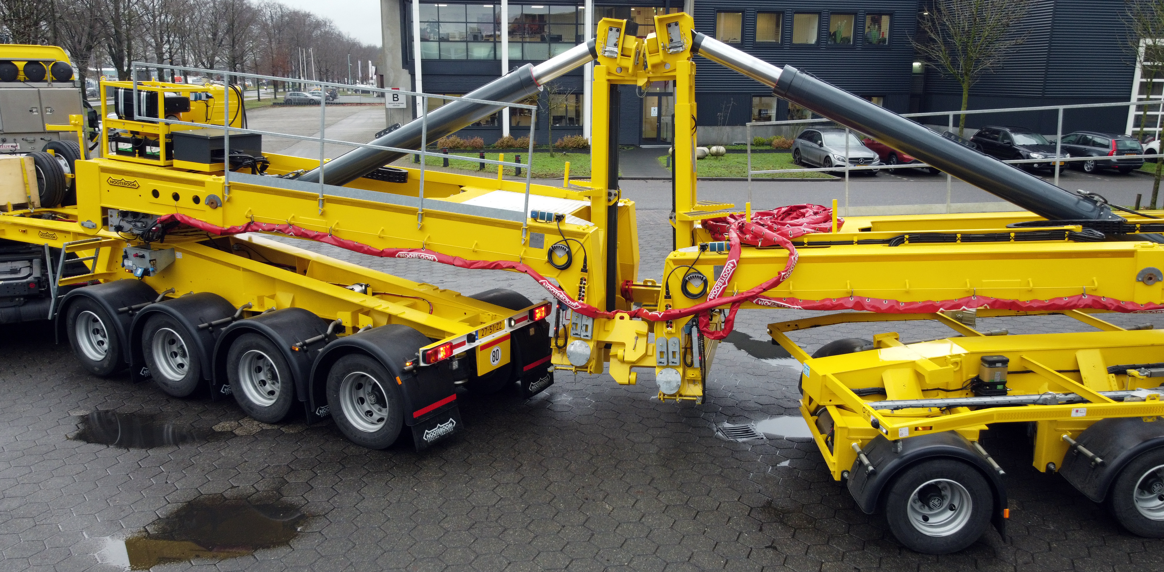 The increase in ease of operation, safety and efficiency is also reflected in the way in which the tower sections are connected to the lift adapters of the Nooteboom MWT-XL. <br> Image source: Nooteboom Trailers